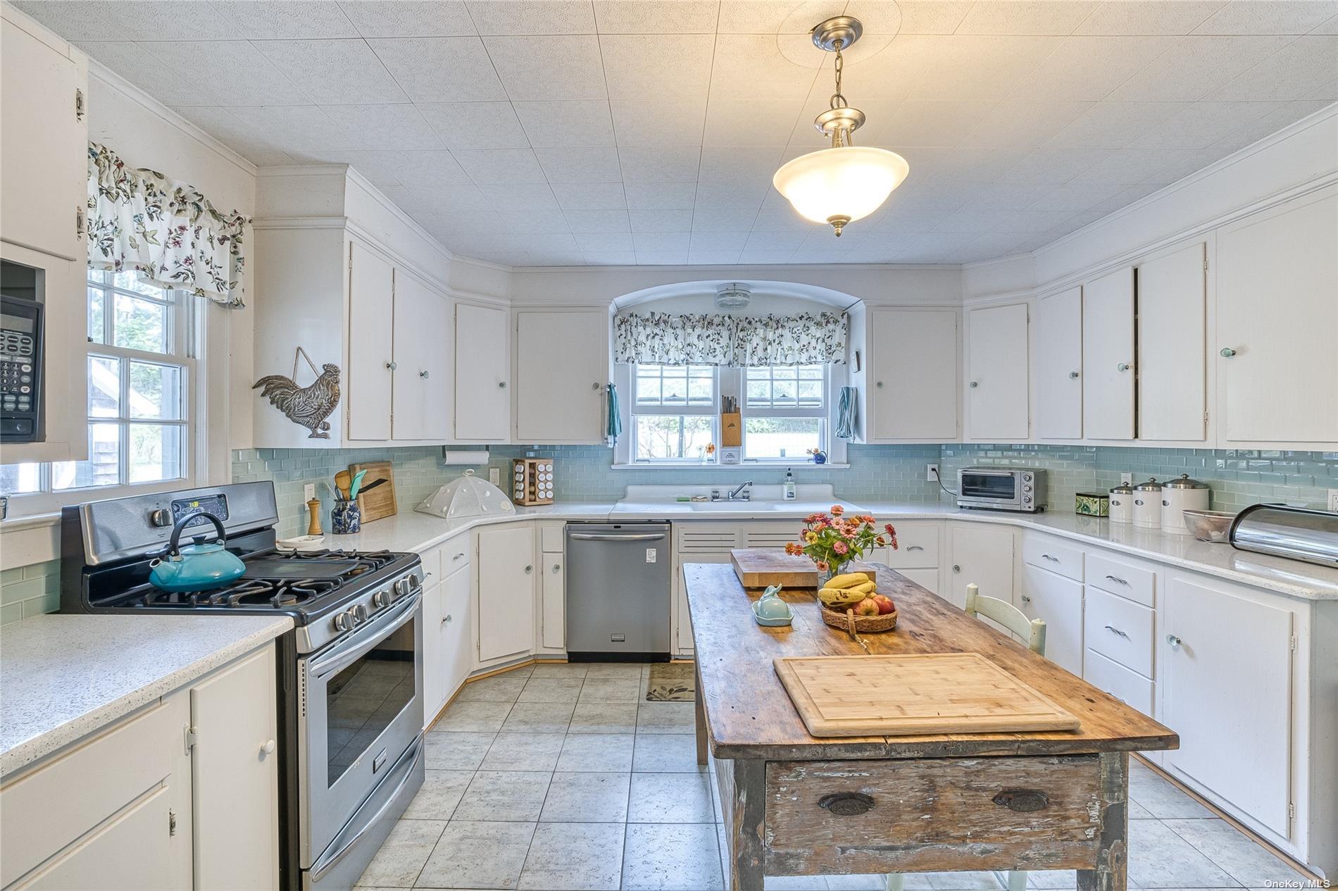 1695 Old Woods Path Southold Southold, NY 11971