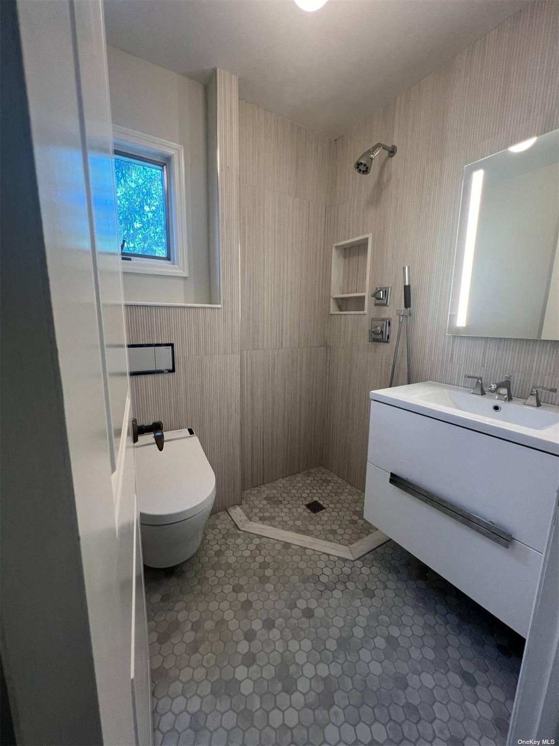 686 Hill Street Southampton Southampton, NY 11968