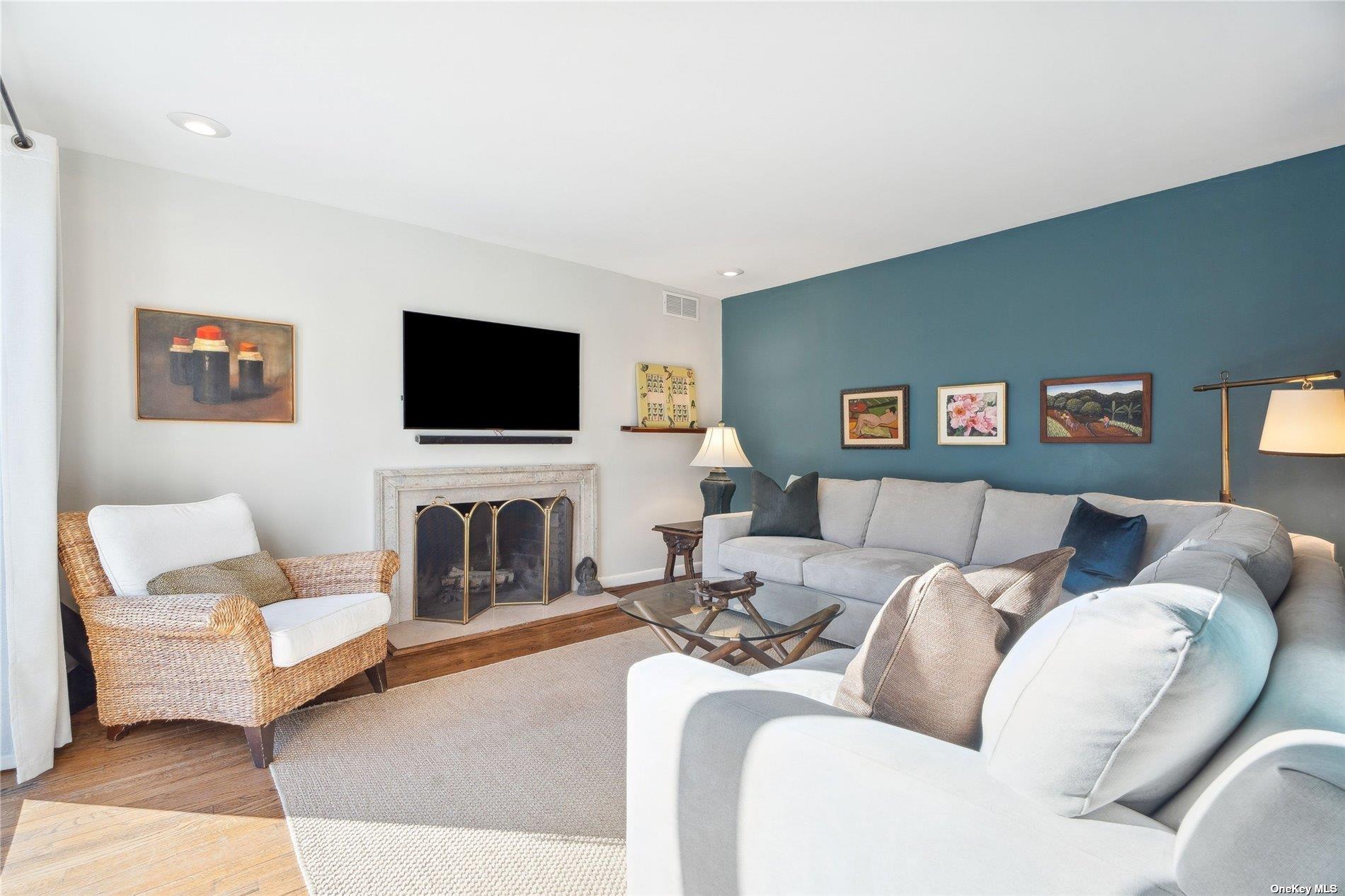 686 Hill Street Southampton Southampton, NY 11968