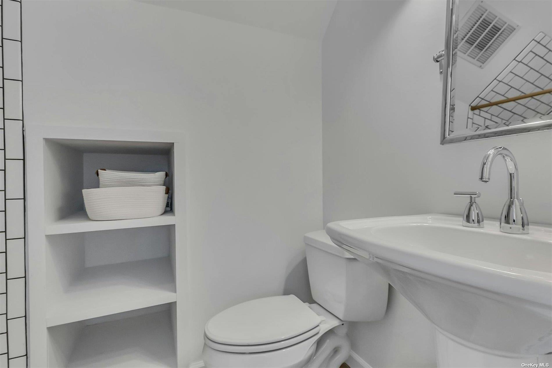 6 Nidzyn Avenue Remsenburg Remsenburg, NY 11960