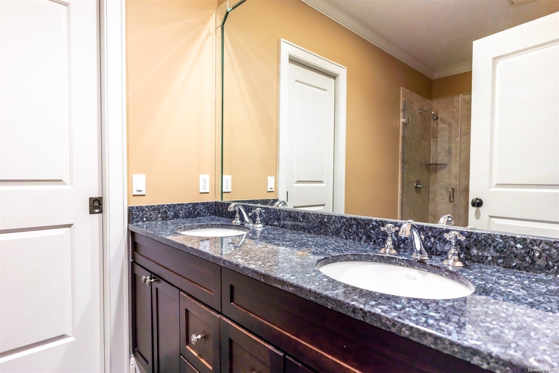 11 Cowhill Lane Wainscott Wainscott, NY 11975