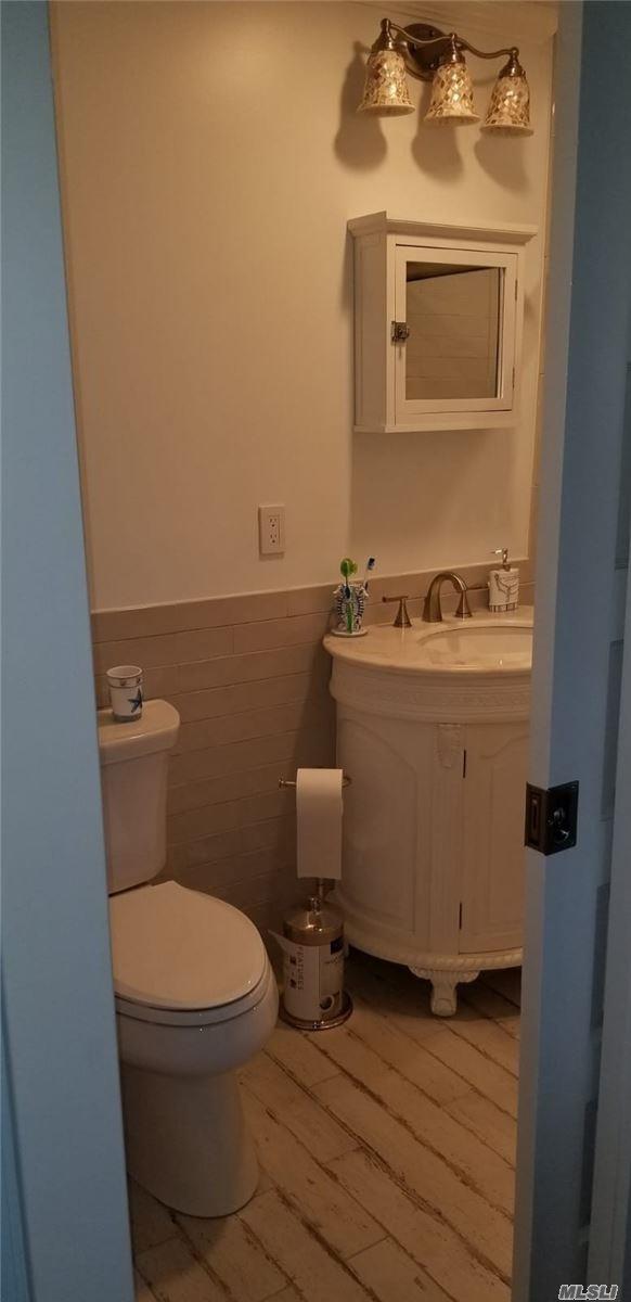 7 Crescent Walk Seaview Seaview, NY 11770