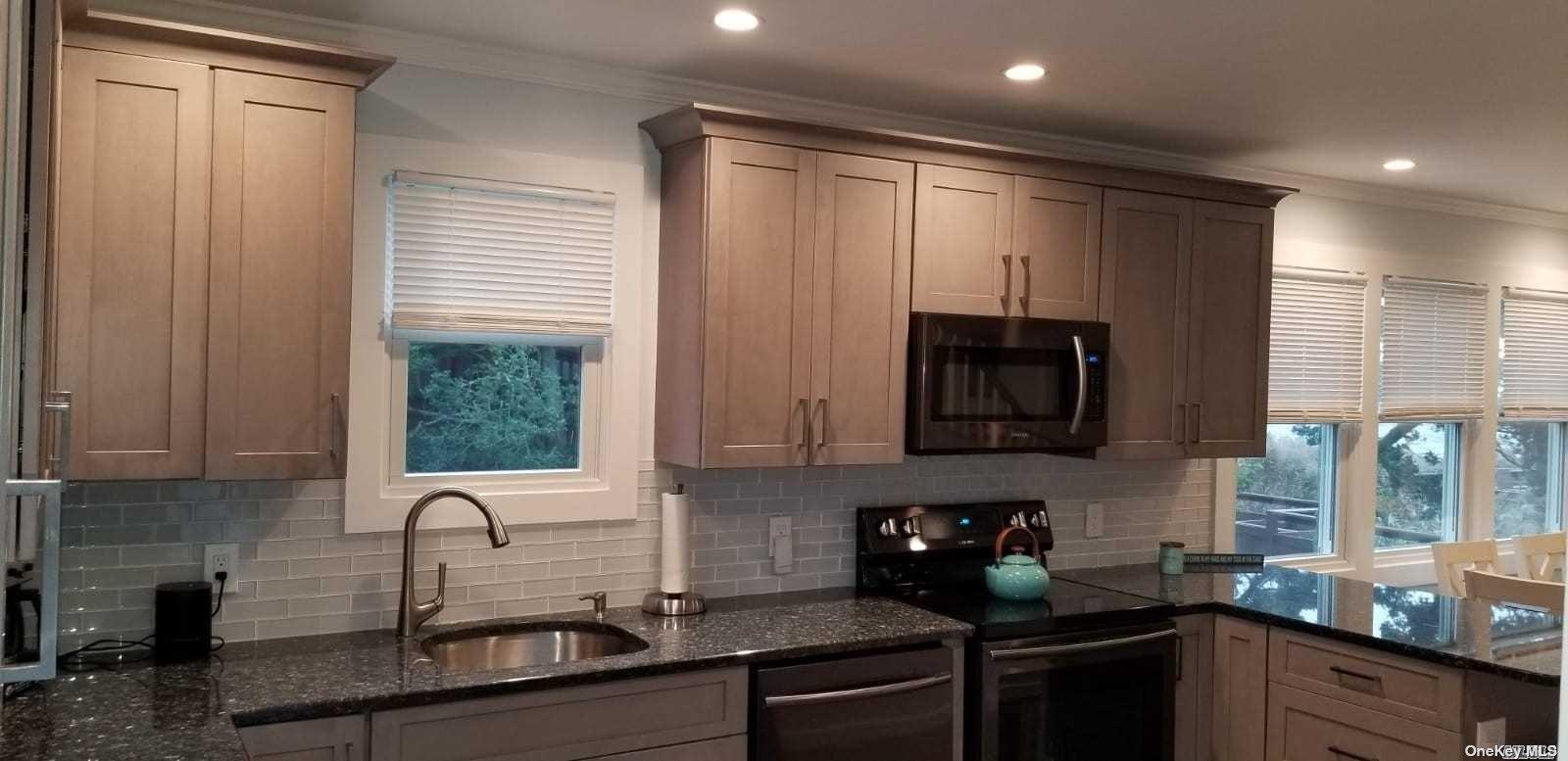 7 Crescent Walk Seaview Seaview, NY 11770