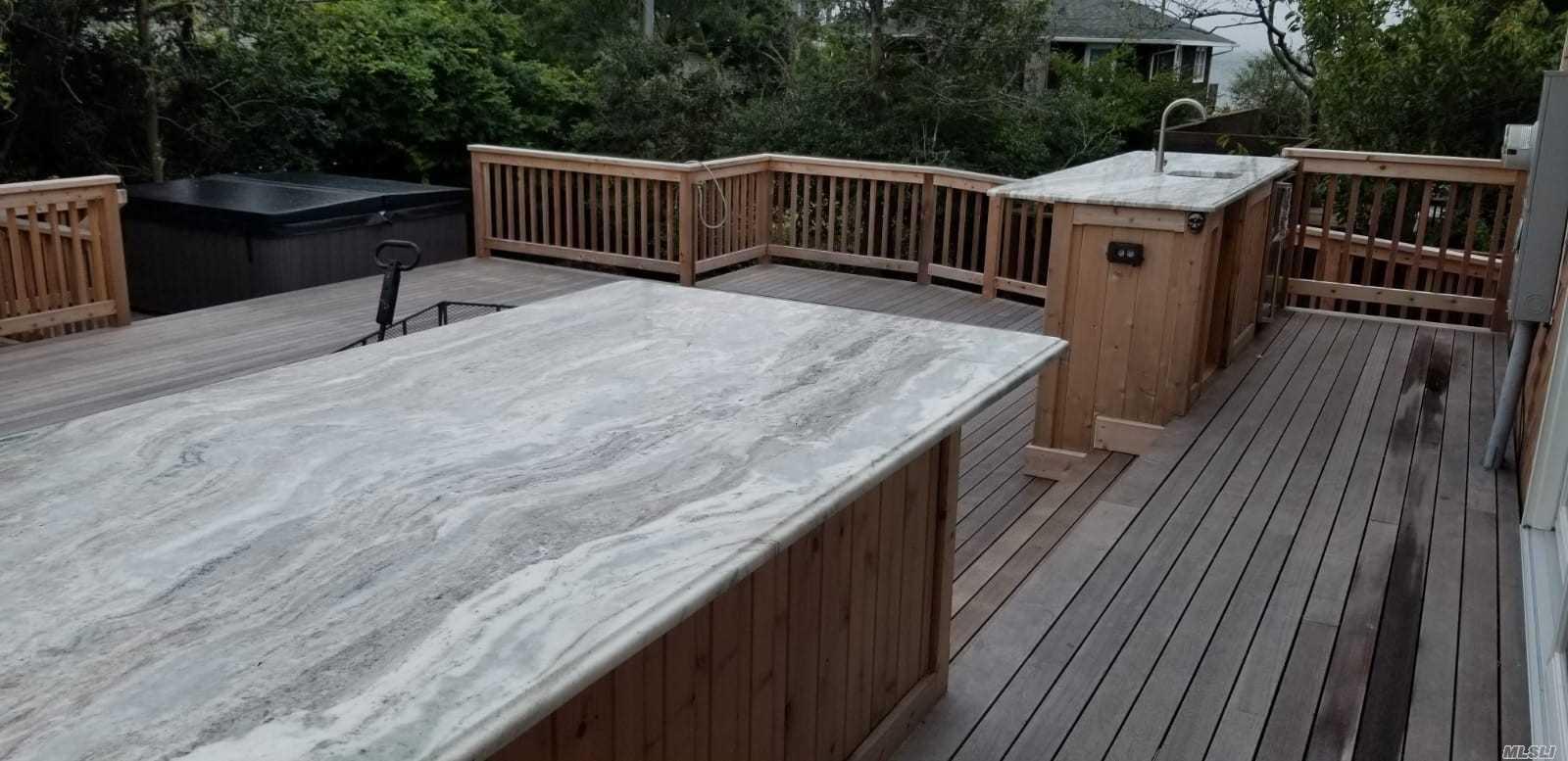 7 Crescent Walk Seaview Seaview, NY 11770