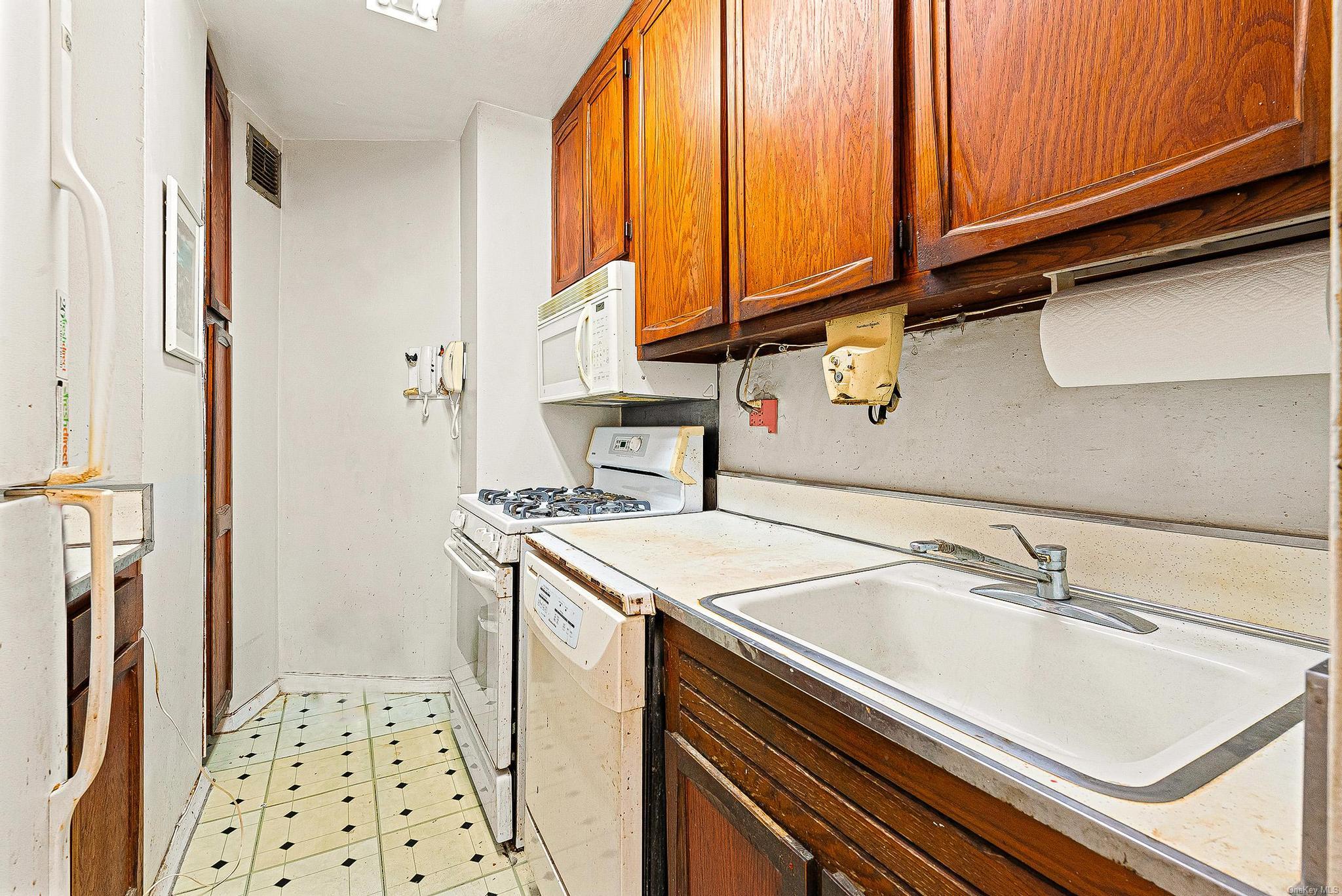 70-25 Yellowstone Boulevard 7-S Forest Hills Forest Hills, NY 11375