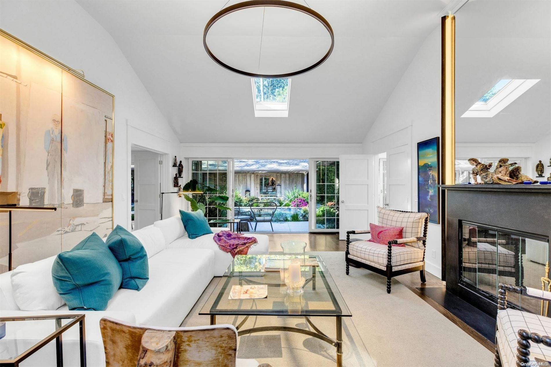 16 Rsmorw Court Hampton Bays Hampton Bays NY 11946