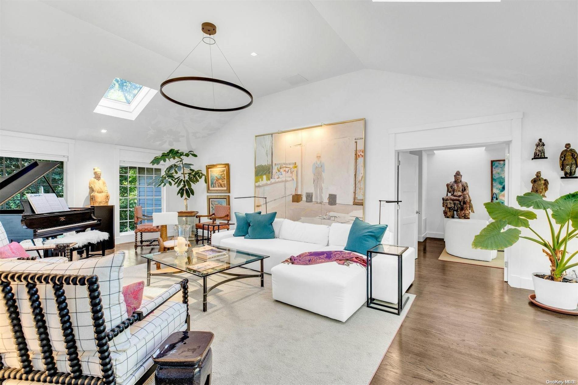 16 Rsmorw Court Hampton Bays Hampton Bays NY 11946