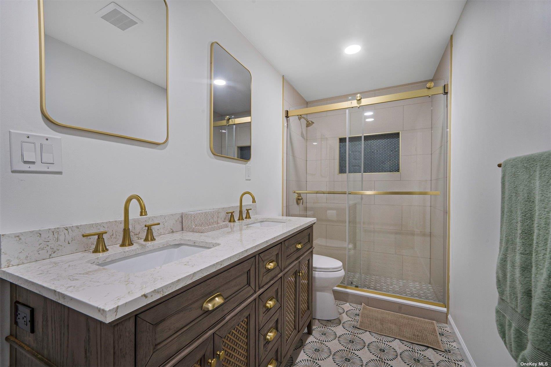 6 Rolling Hill Road Hampton Bays Hampton Bays, NY 11946