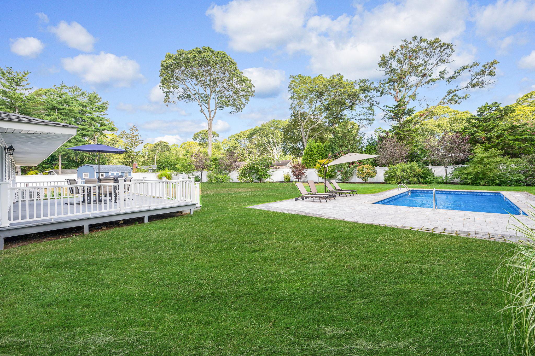 6 Rolling Hill Road Hampton Bays Hampton Bays, NY 11946