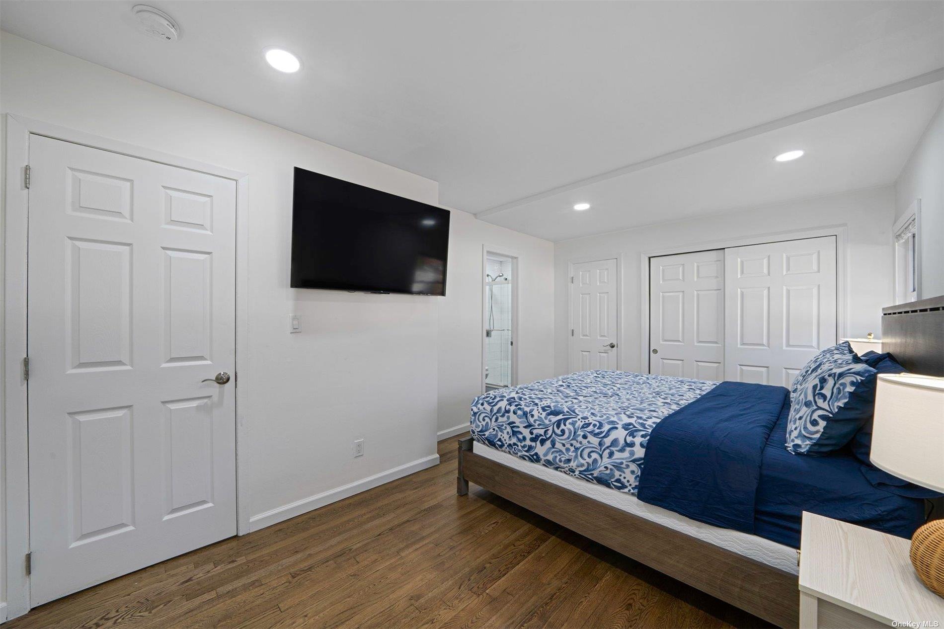 6 Rolling Hill Road Hampton Bays Hampton Bays, NY 11946