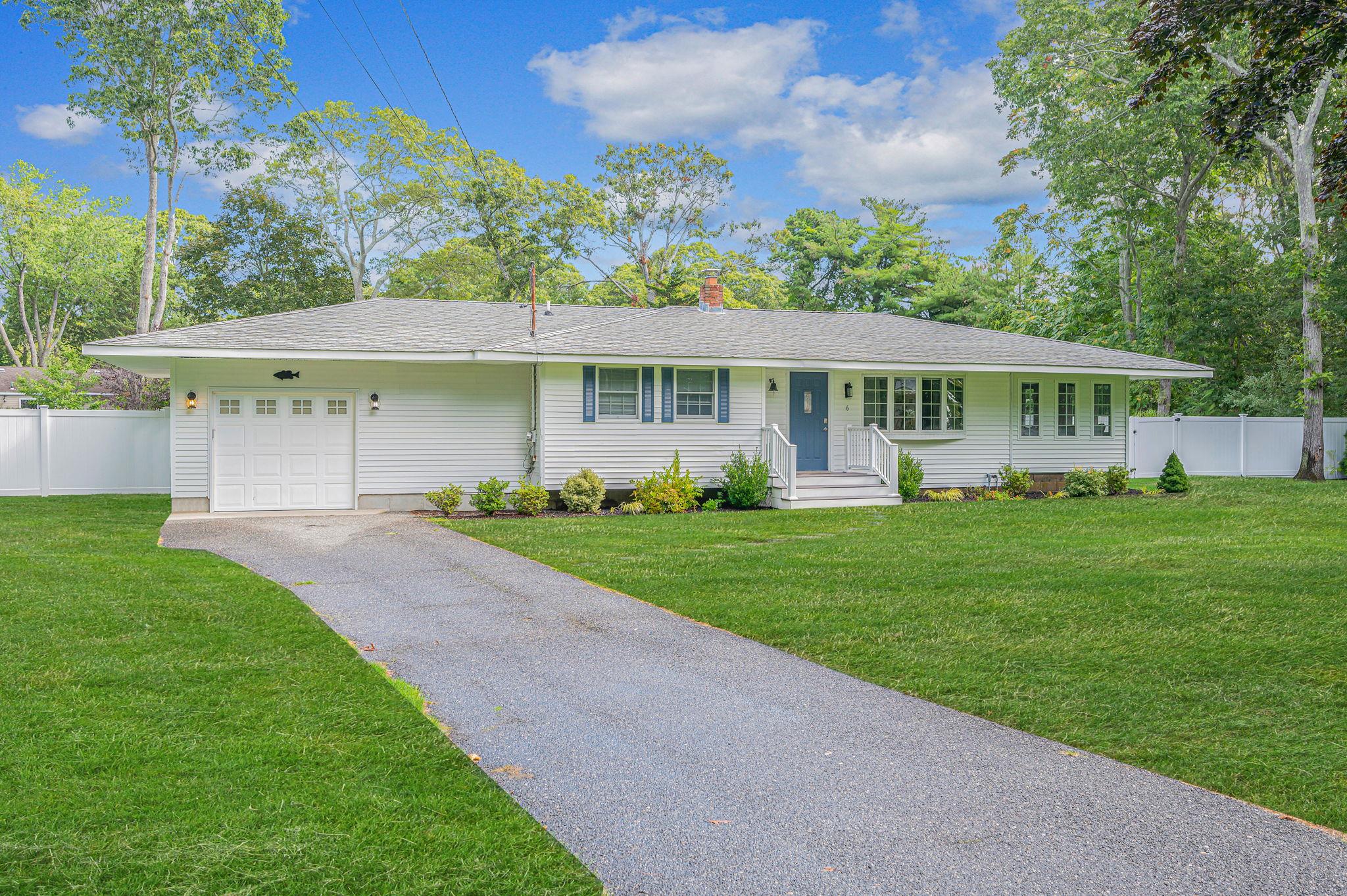 6 Rolling Hill Road Hampton Bays Hampton Bays, NY 11946