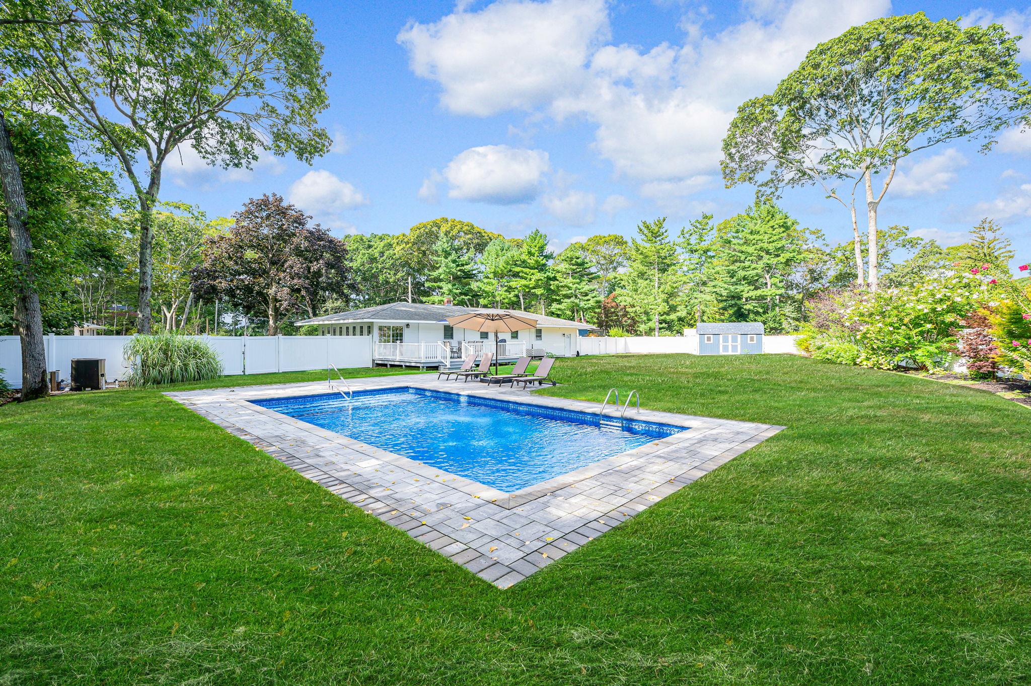 6 Rolling Hill Road Hampton Bays Hampton Bays, NY 11946