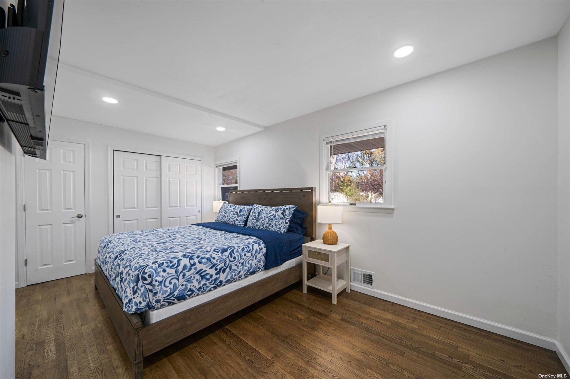 6 Rolling Hill Road Hampton Bays Hampton Bays, NY 11946