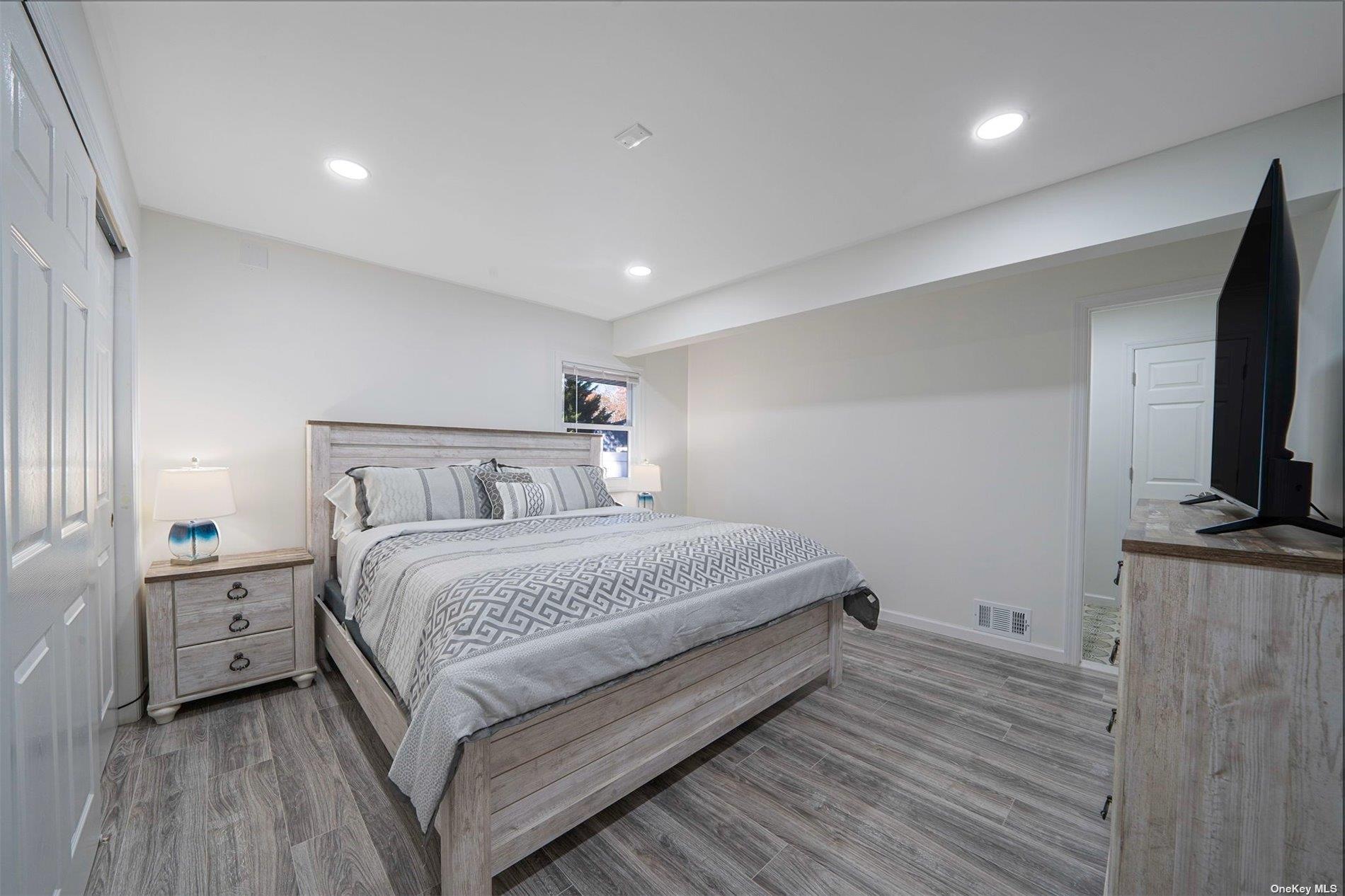 6 Rolling Hill Road Hampton Bays Hampton Bays, NY 11946