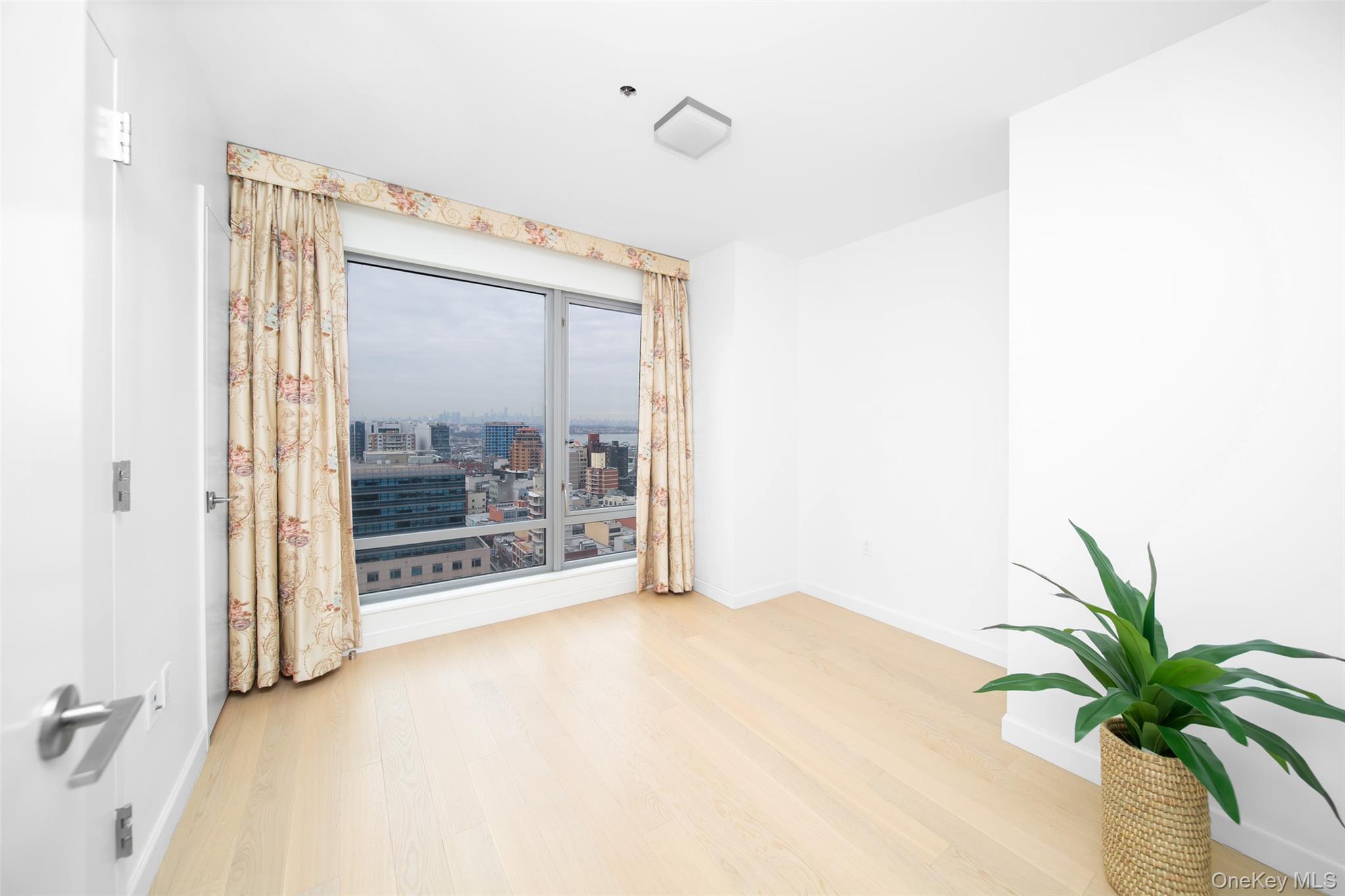 138-35 39th Avenue 17-H Flushing Flushing, NY 11354