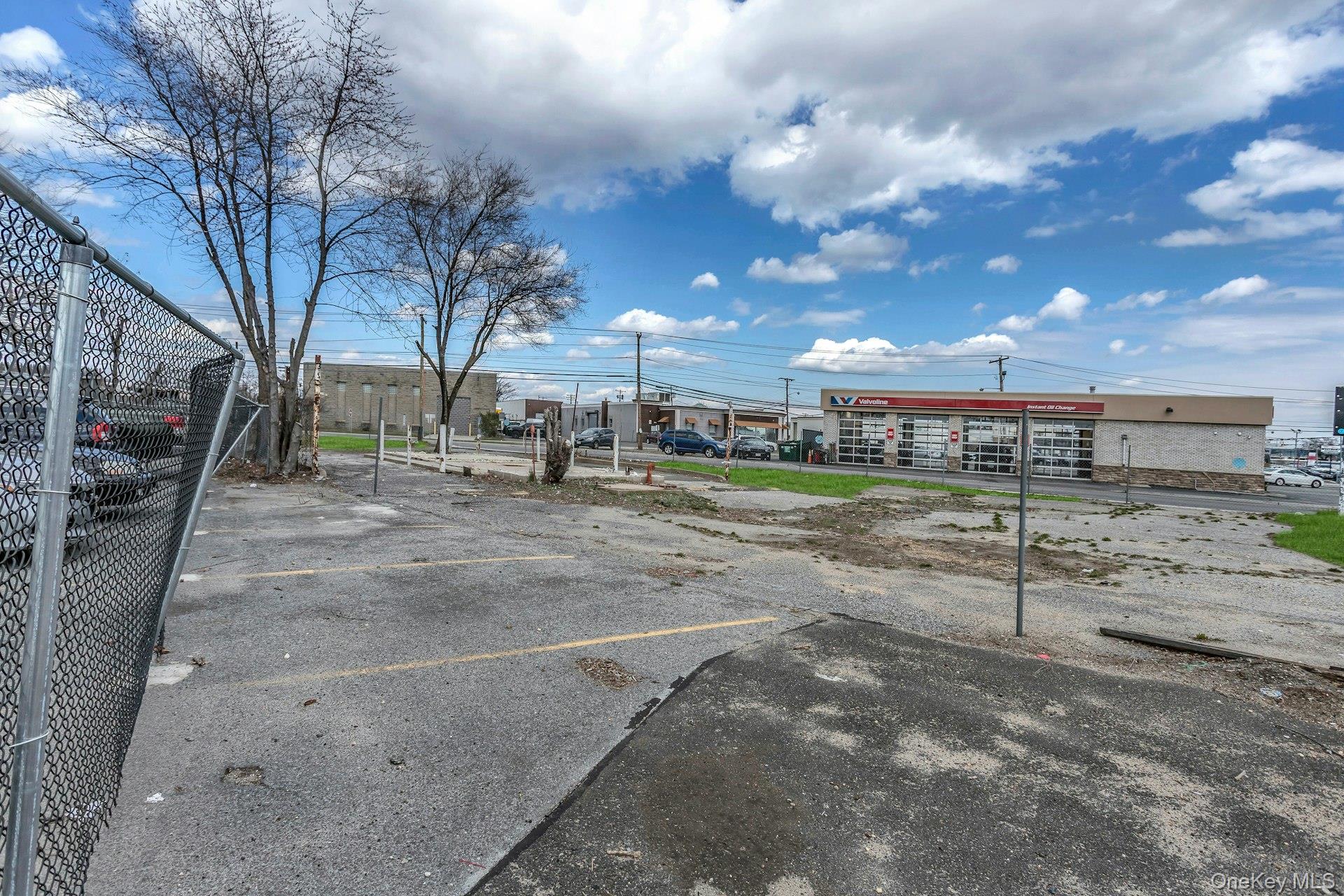 899 Old Country Road Westbury Westbury, NY 11590