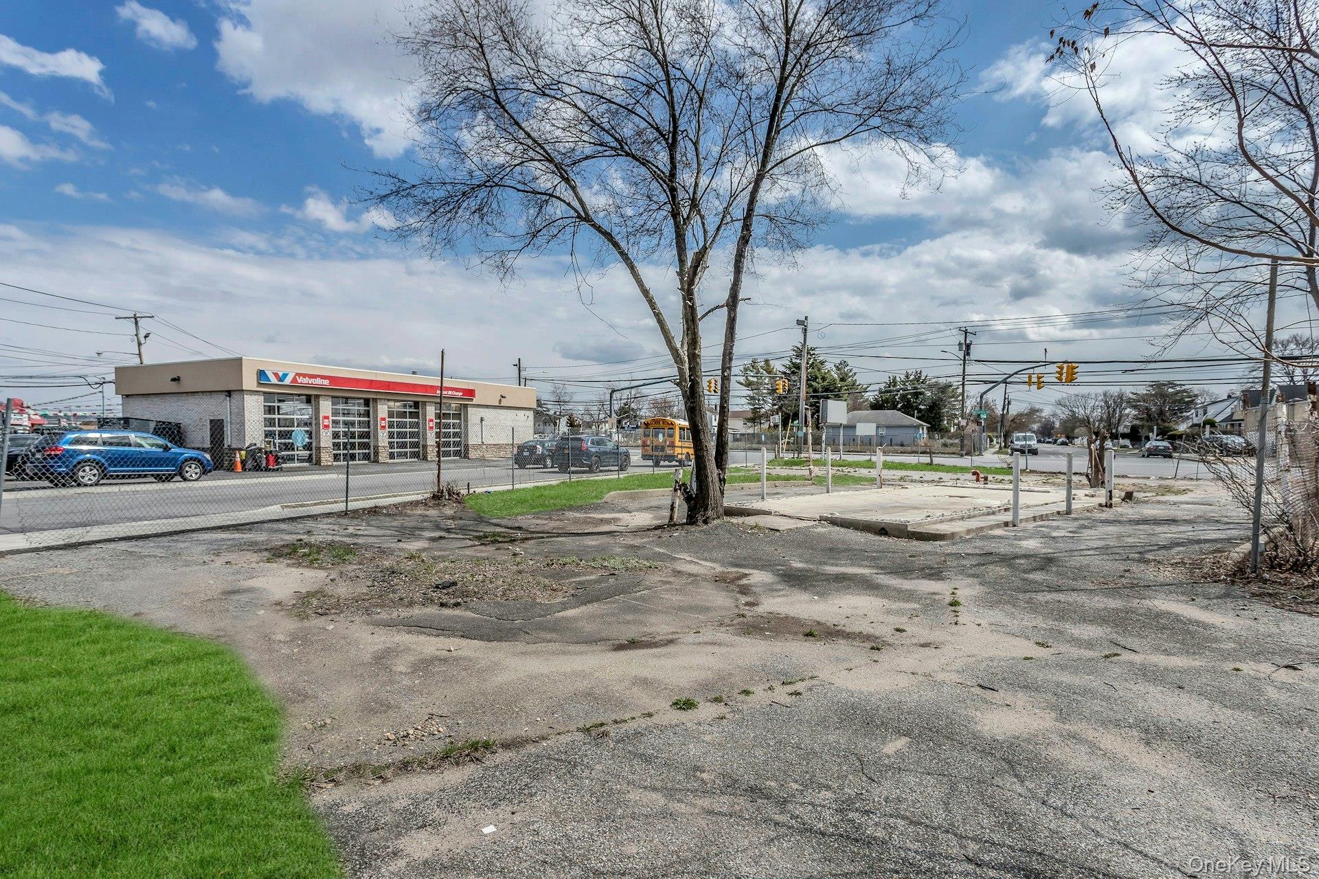 899 Old Country Road Westbury Westbury, NY 11590