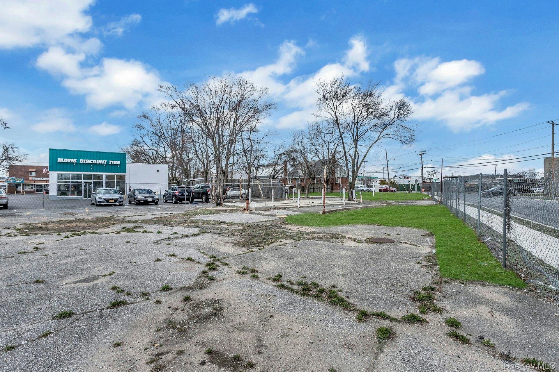 899 Old Country Road Westbury Westbury, NY 11590