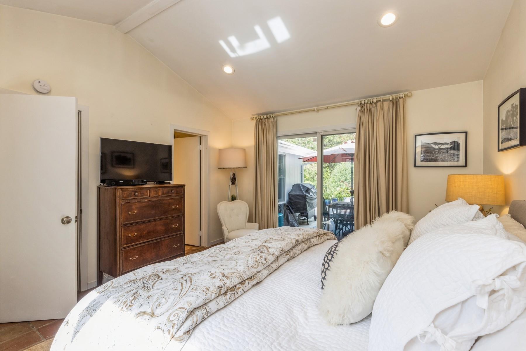 21 Hillover Road E Hampton Bays Hampton Bays, NY 11946