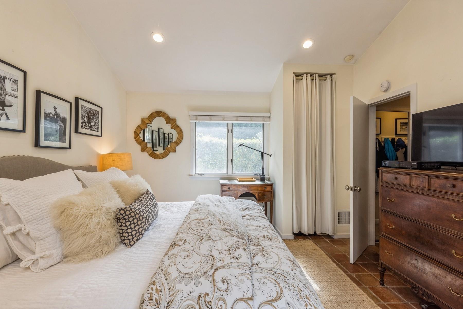 21 Hillover Road E Hampton Bays Hampton Bays, NY 11946