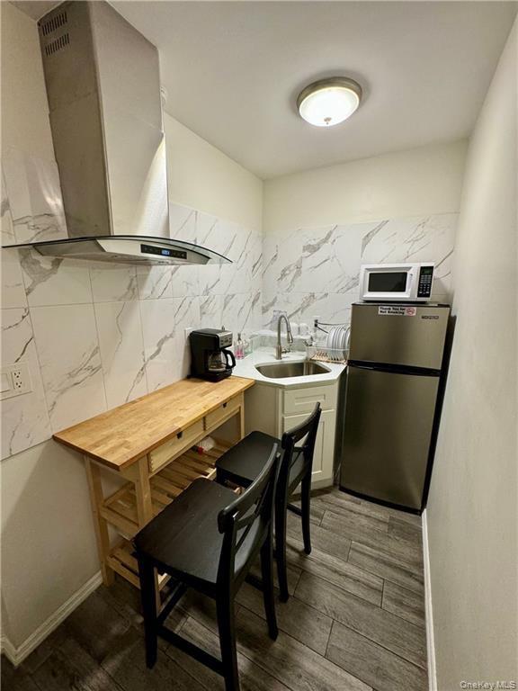 533 9th Avenue New York , NY 10018