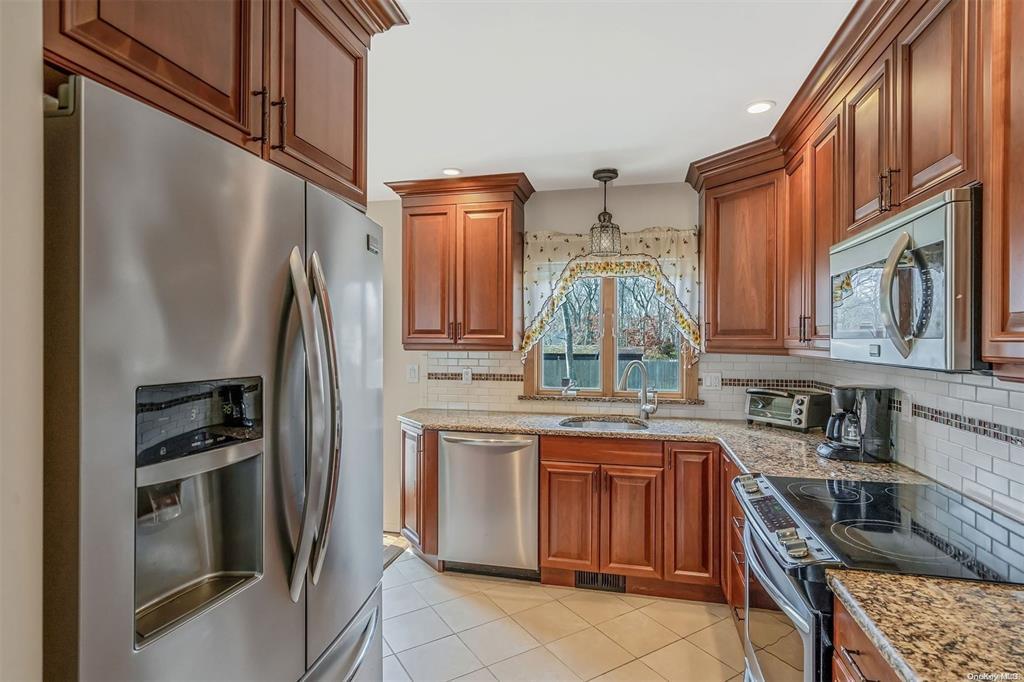 168 West Tiana Road Hampton Bays Hampton Bays, NY 11946