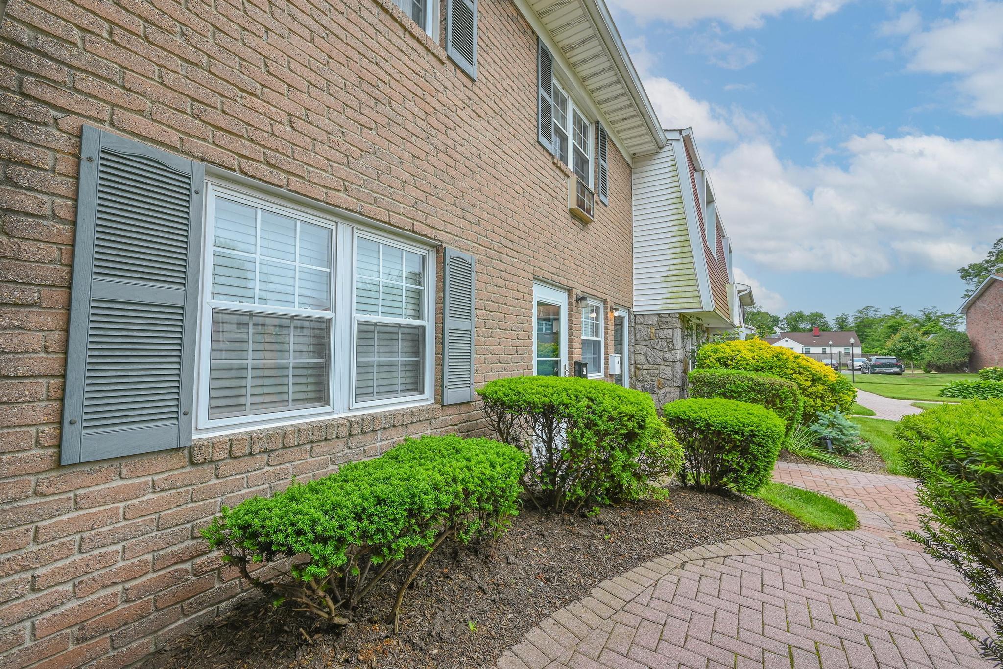 42 Springwood Drive North Babylon, NY 11703