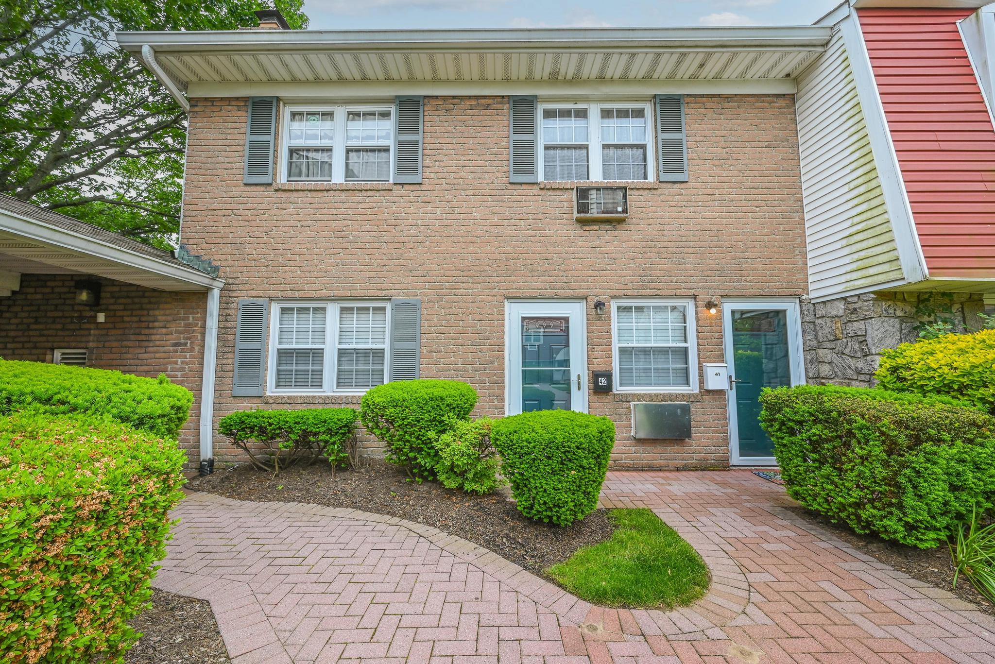 42 Springwood Drive North Babylon, NY 11703