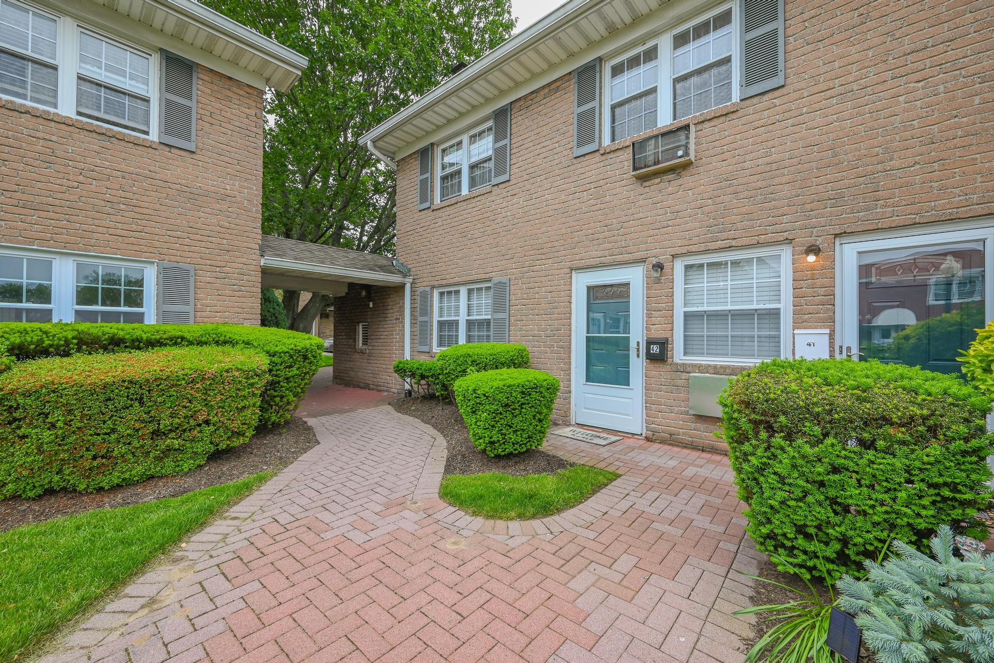 42 Springwood Drive North Babylon, NY 11703