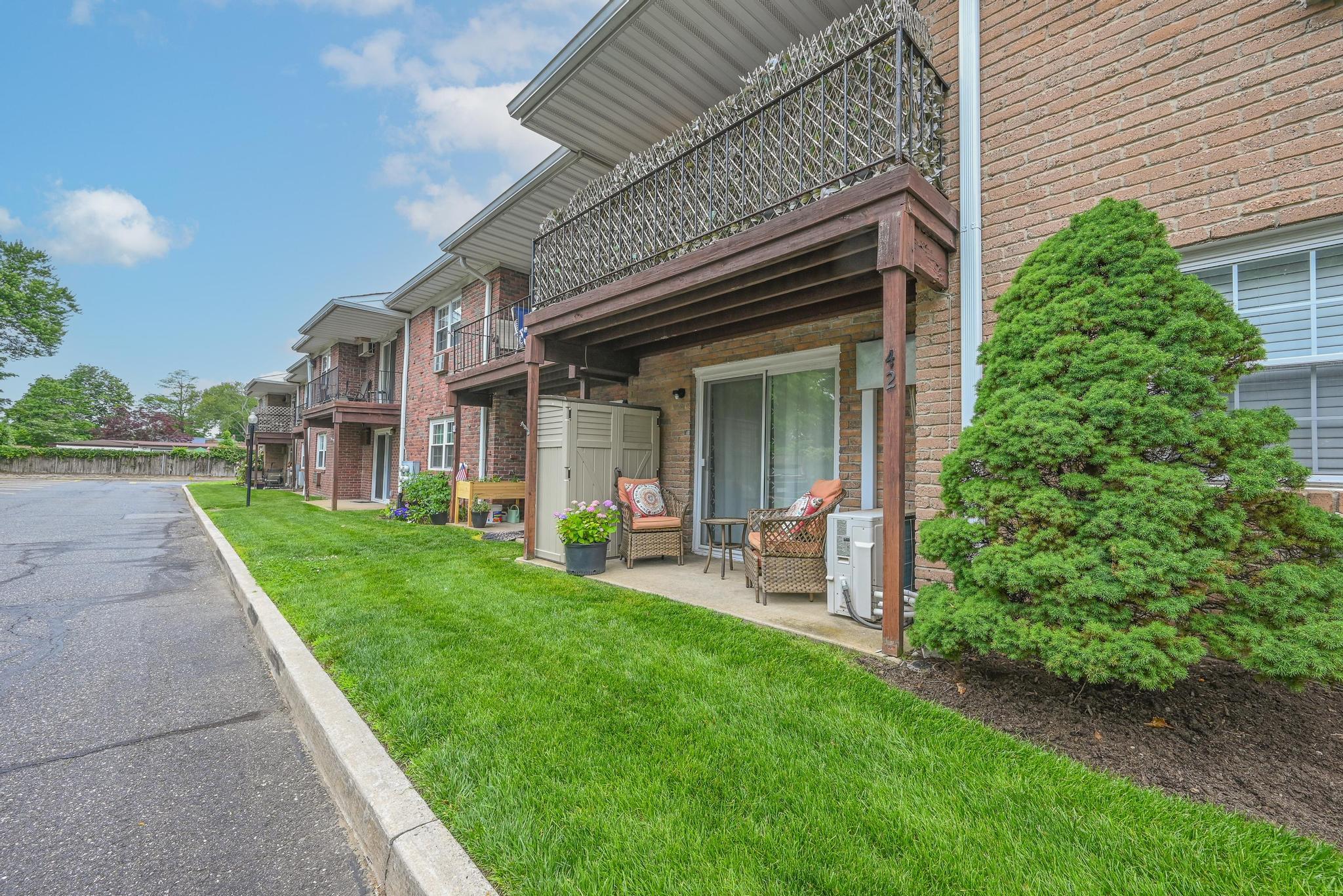 42 Springwood Drive North Babylon, NY 11703