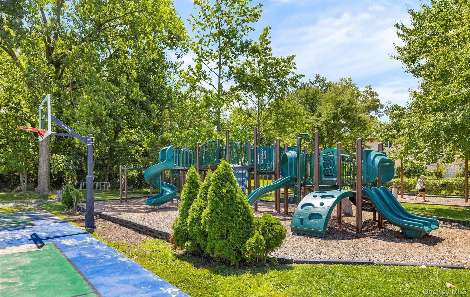 42-30 Douglaston Parkway 5-N Douglaston Douglaston, NY 11363