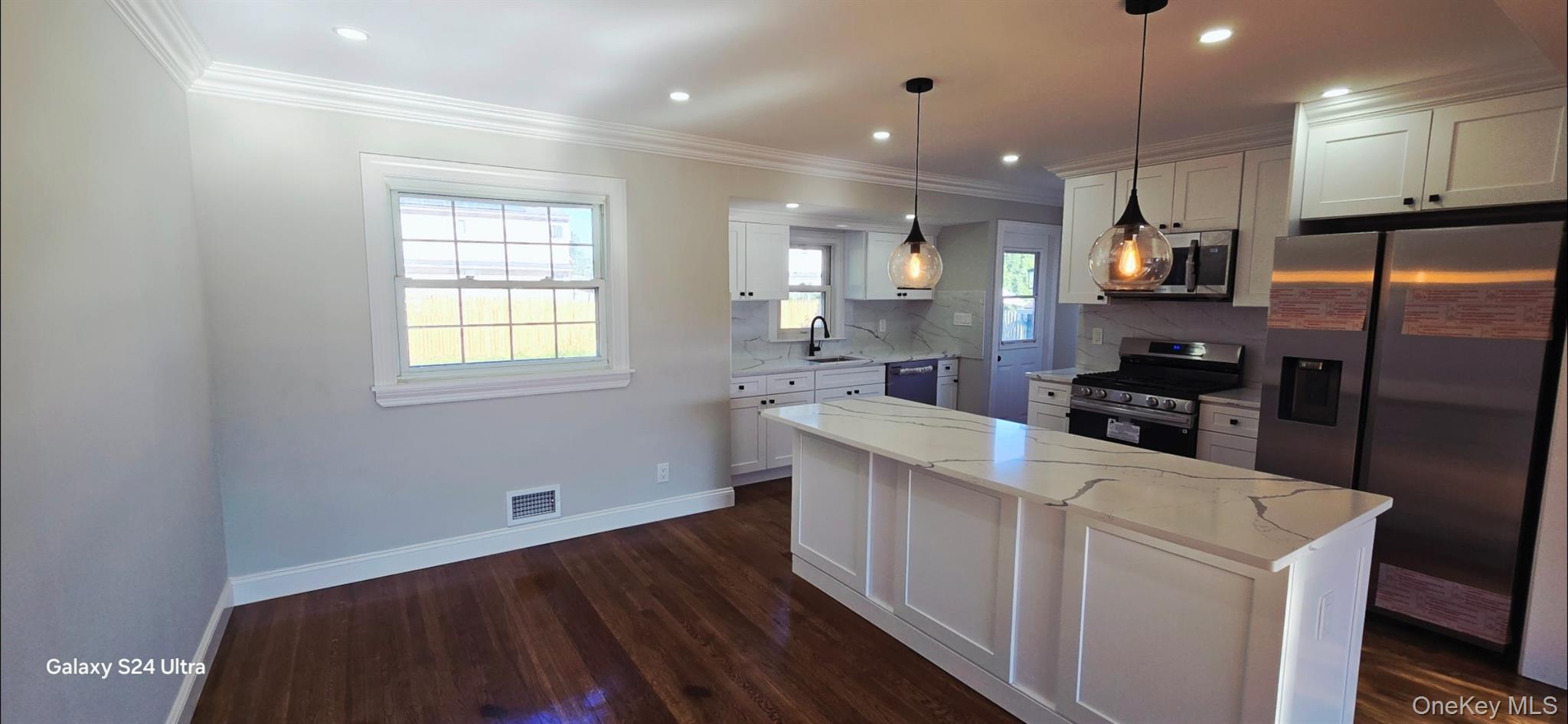 125 Burlington Avenue Deer Park Deer Park, NY 11729