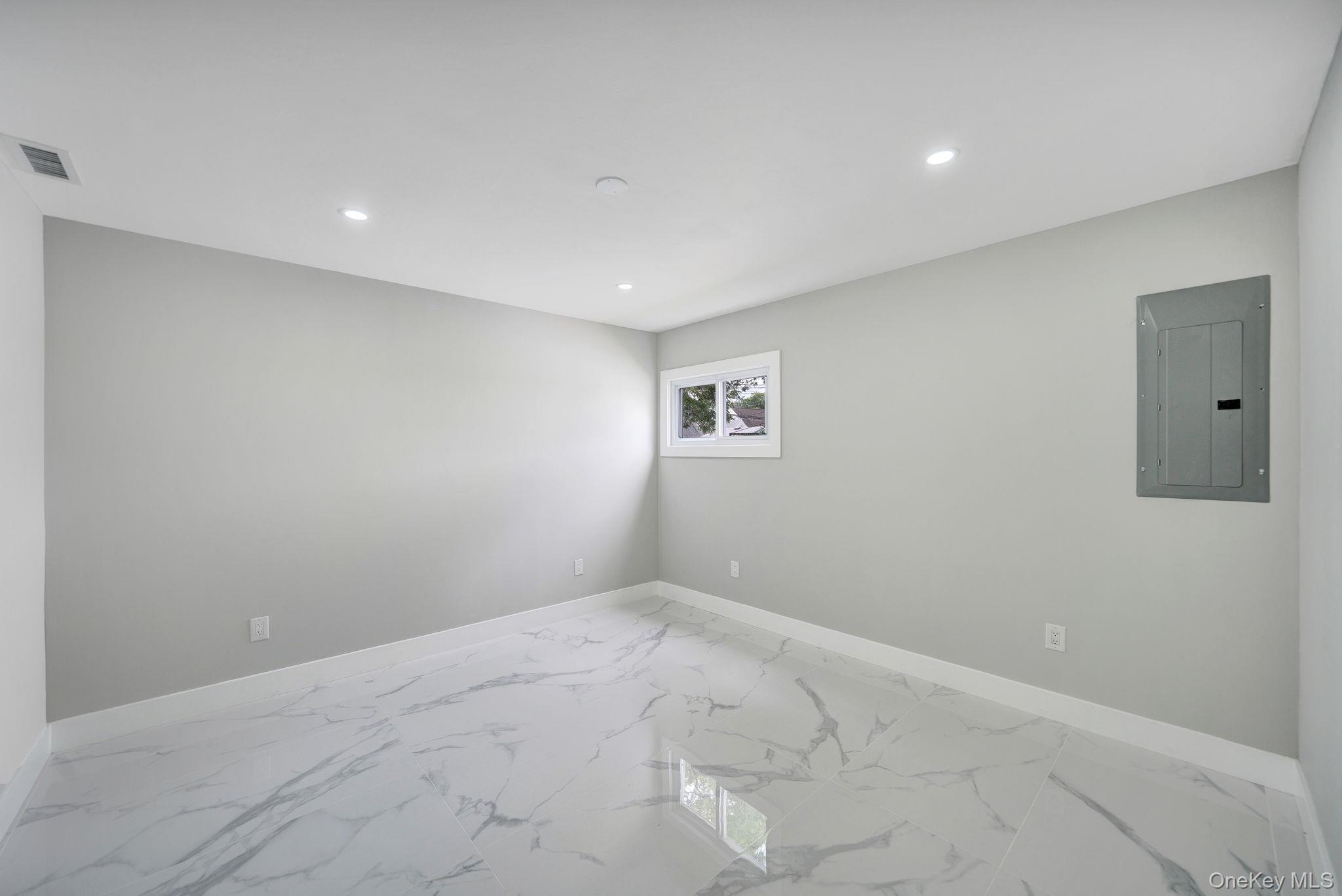 18 Mist Lane Westbury Westbury, NY 11590