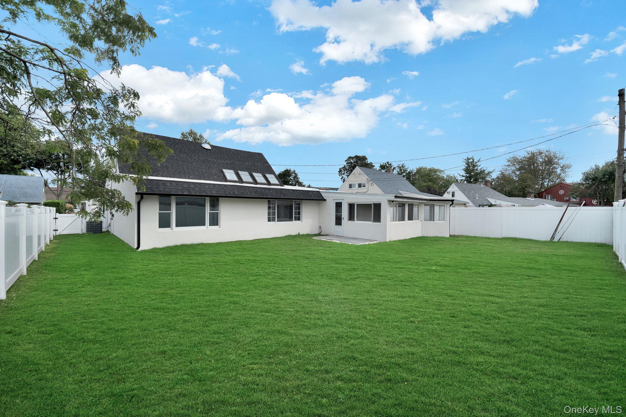 18 Mist Lane Westbury Westbury, NY 11590