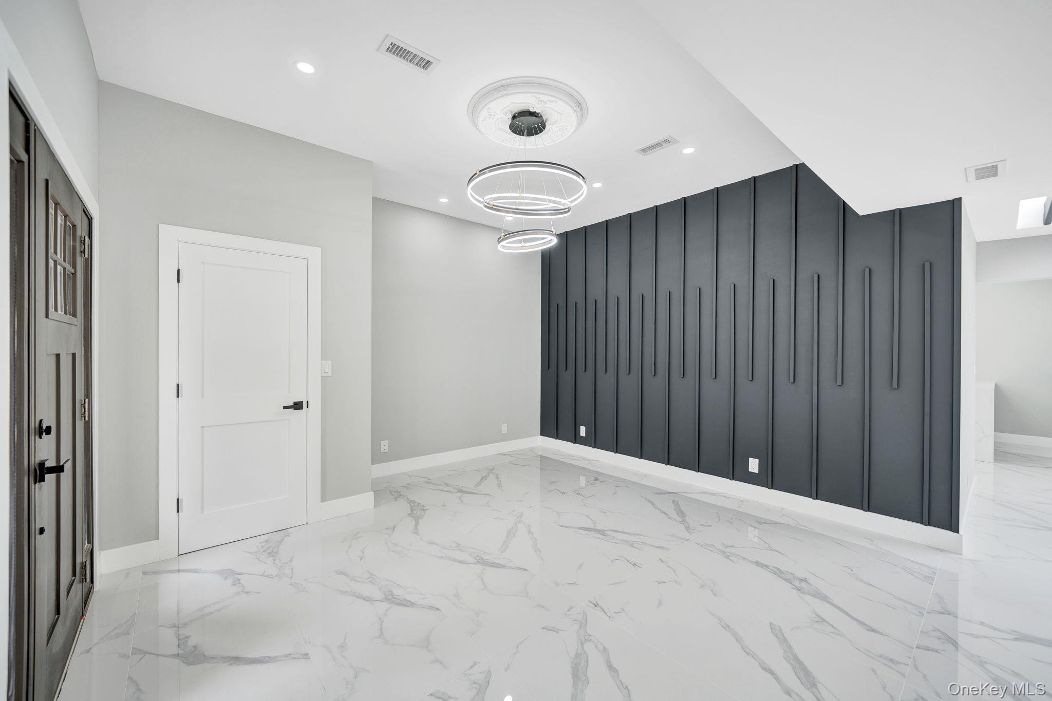 18 Mist Lane Westbury Westbury, NY 11590