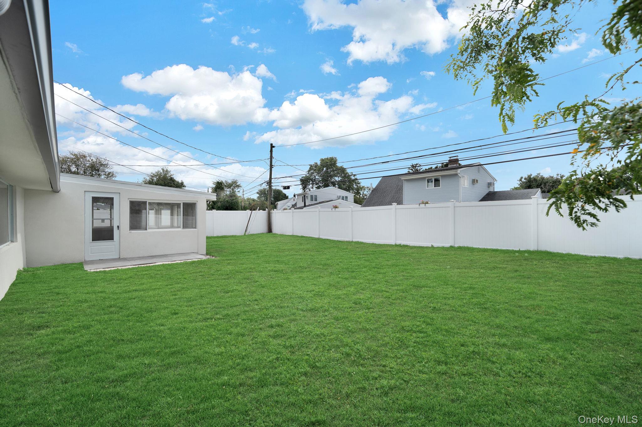 18 Mist Lane Westbury Westbury, NY 11590