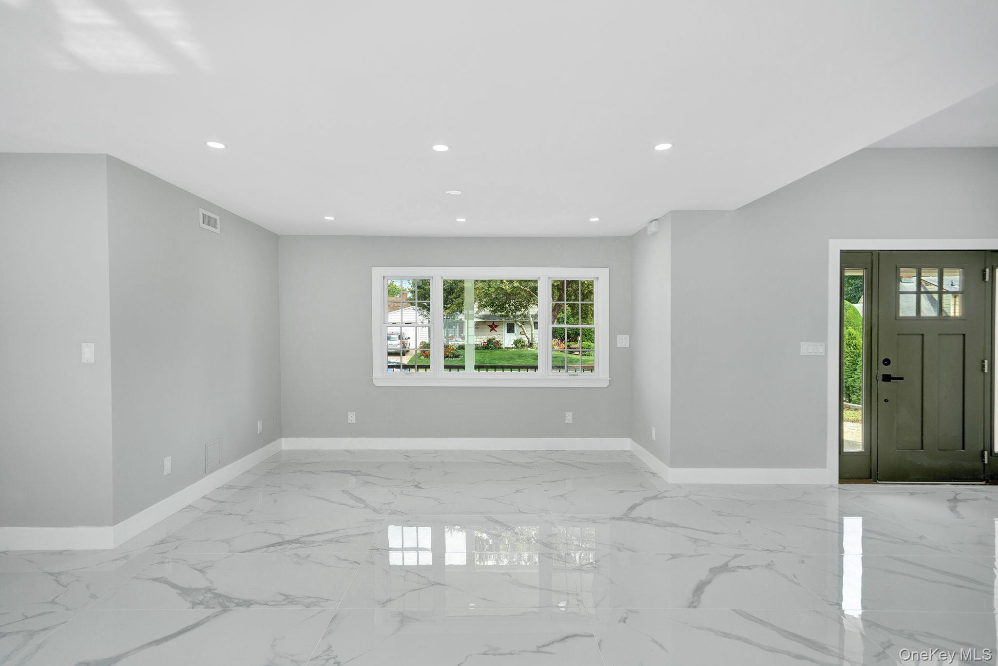 18 Mist Lane Westbury Westbury, NY 11590