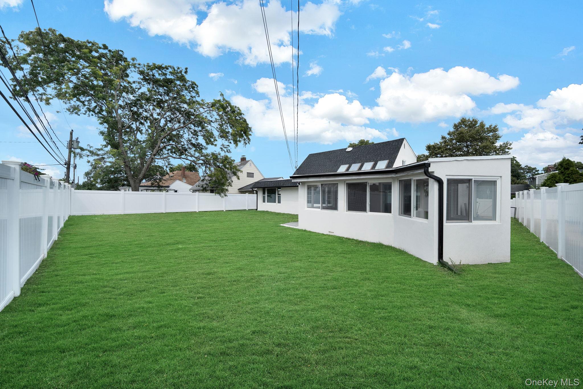 18 Mist Lane Westbury Westbury, NY 11590