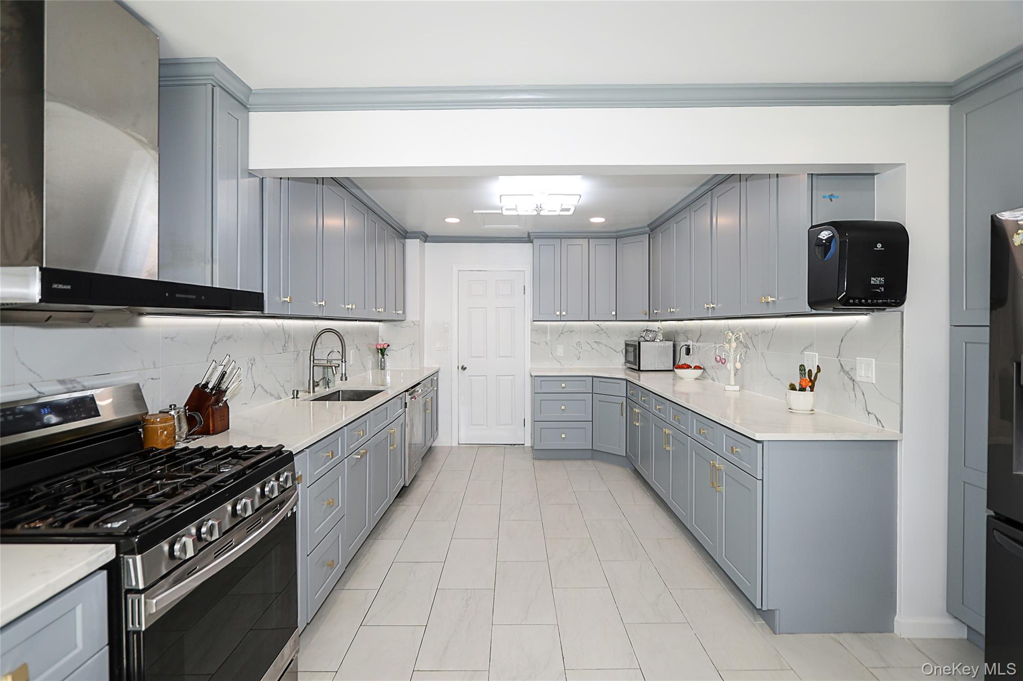 6 Lewis Avenue Jericho Jericho, NY 11753