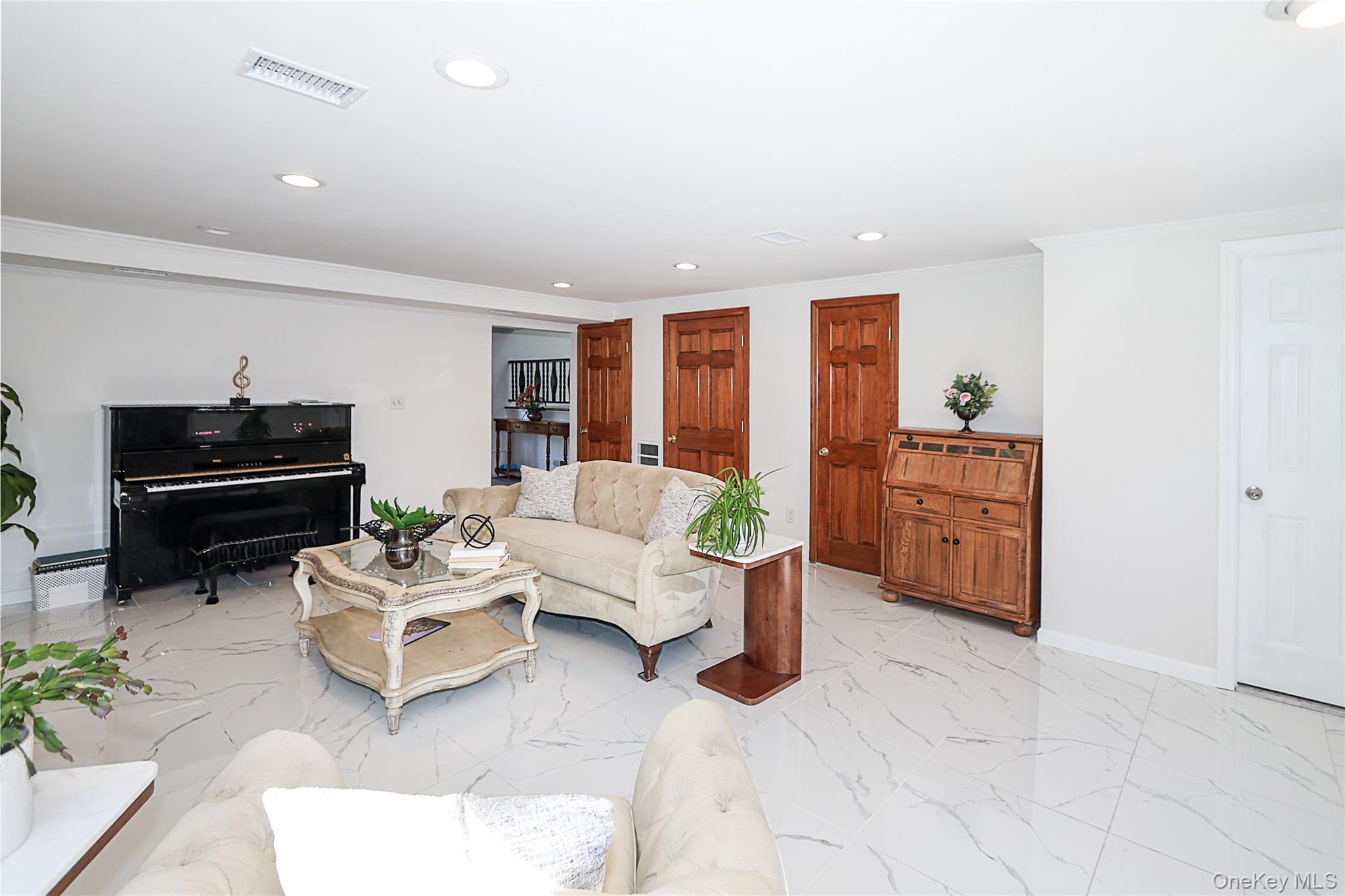 6 Lewis Avenue Jericho Jericho, NY 11753