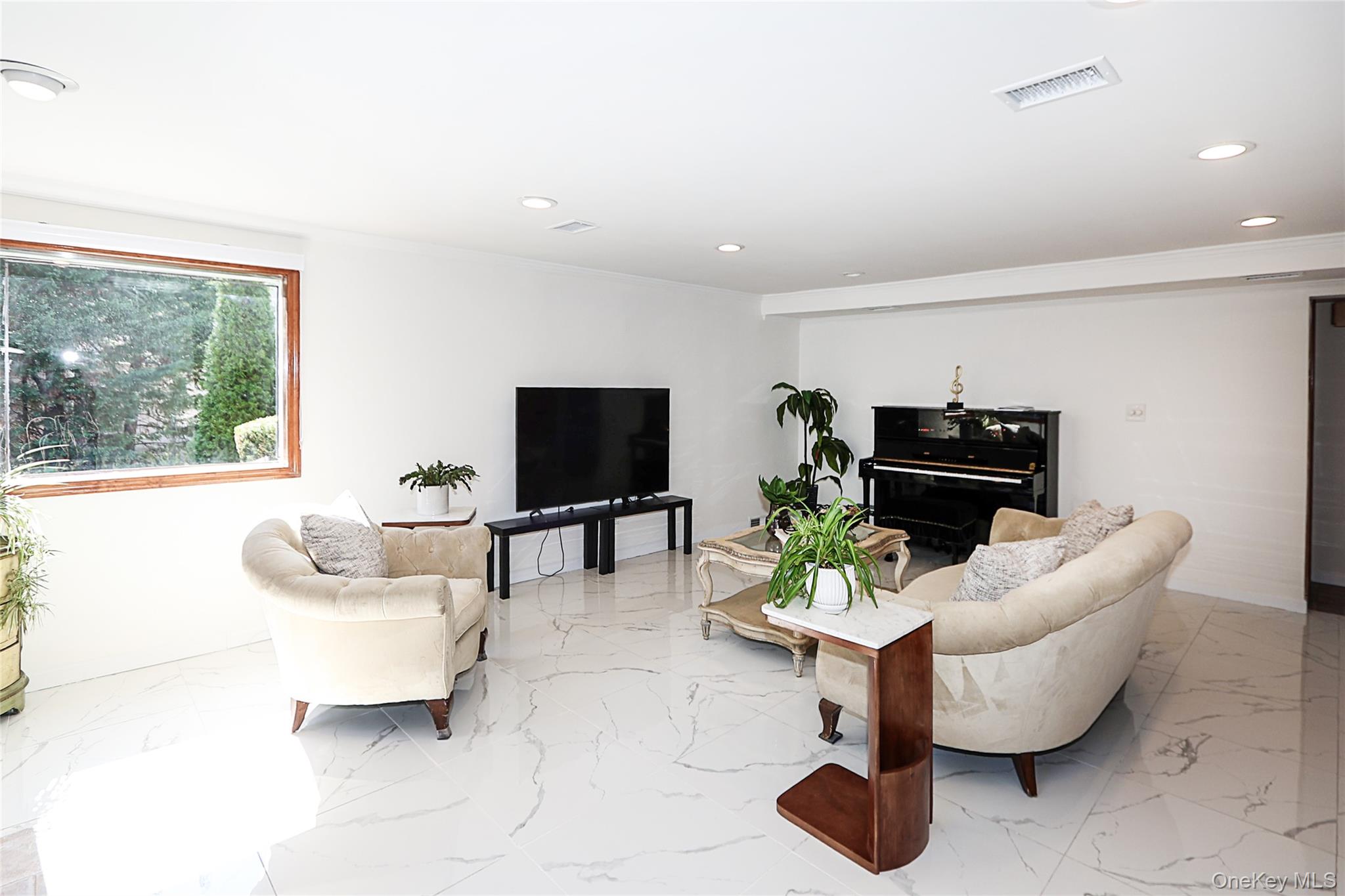 6 Lewis Avenue Jericho Jericho, NY 11753