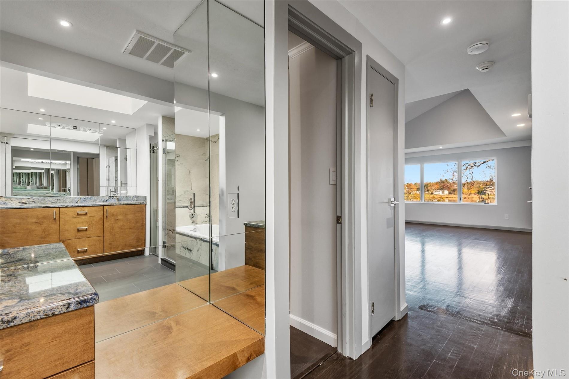 369 East Shore Road Great Neck Great Neck, NY 11024