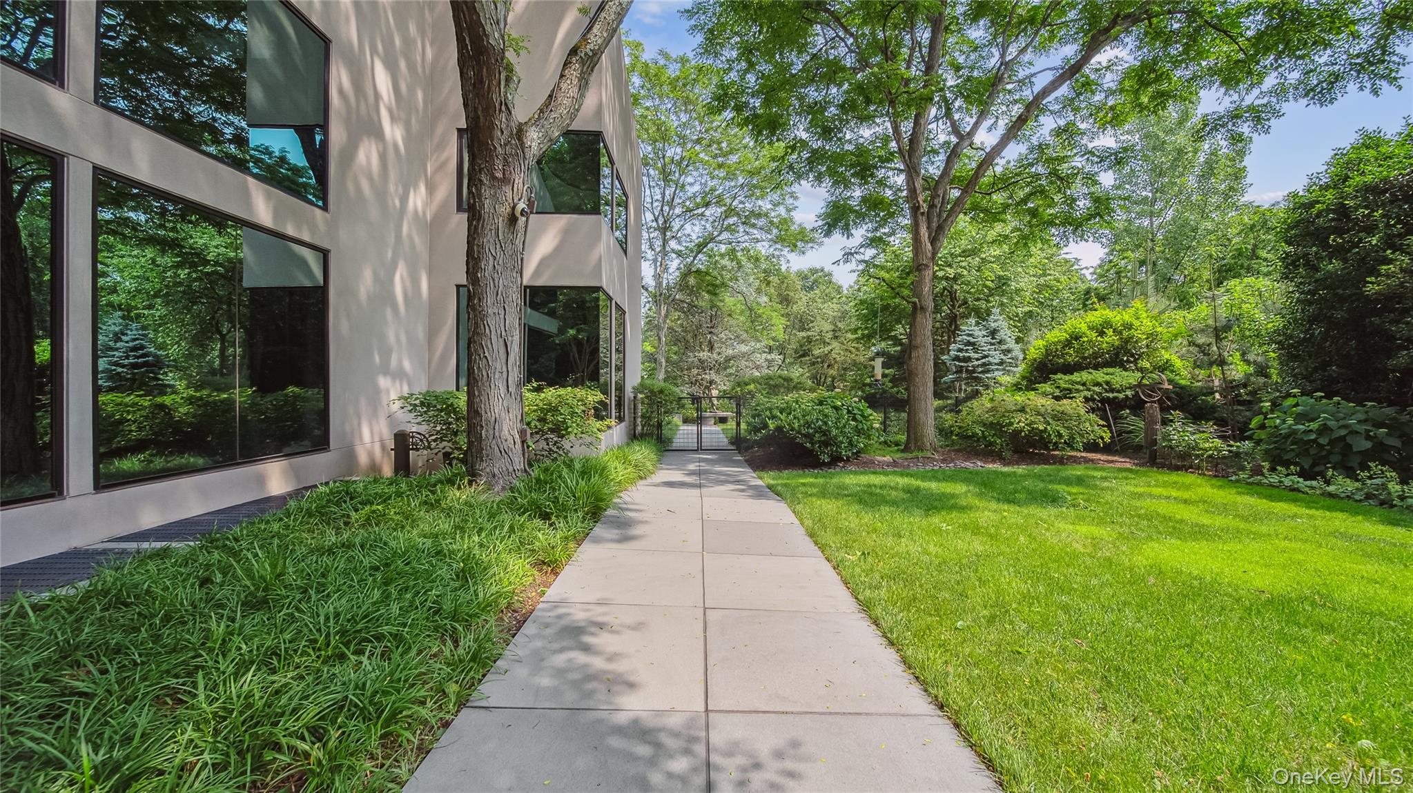 7 Folie Court Manhasset Manhasset, NY 11030