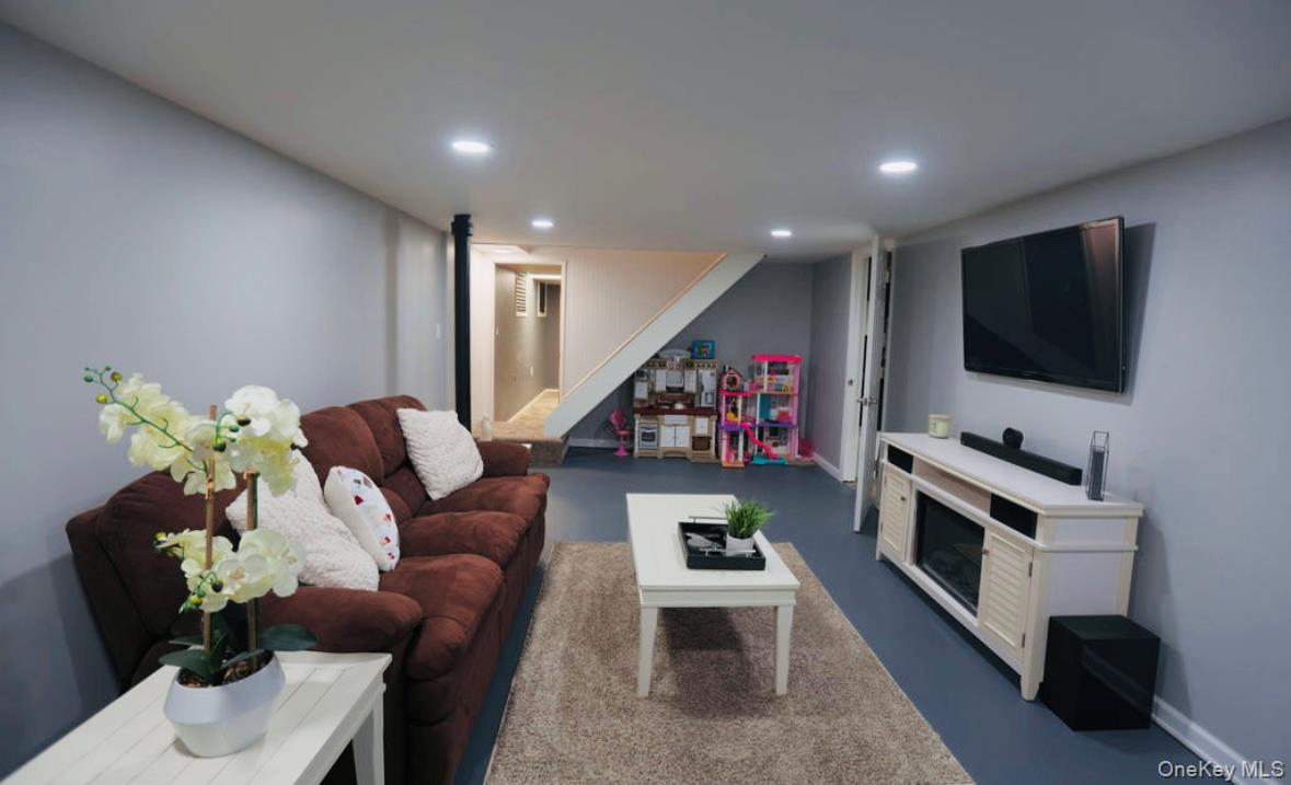 407 Tree Road South Setauket, NY 11720