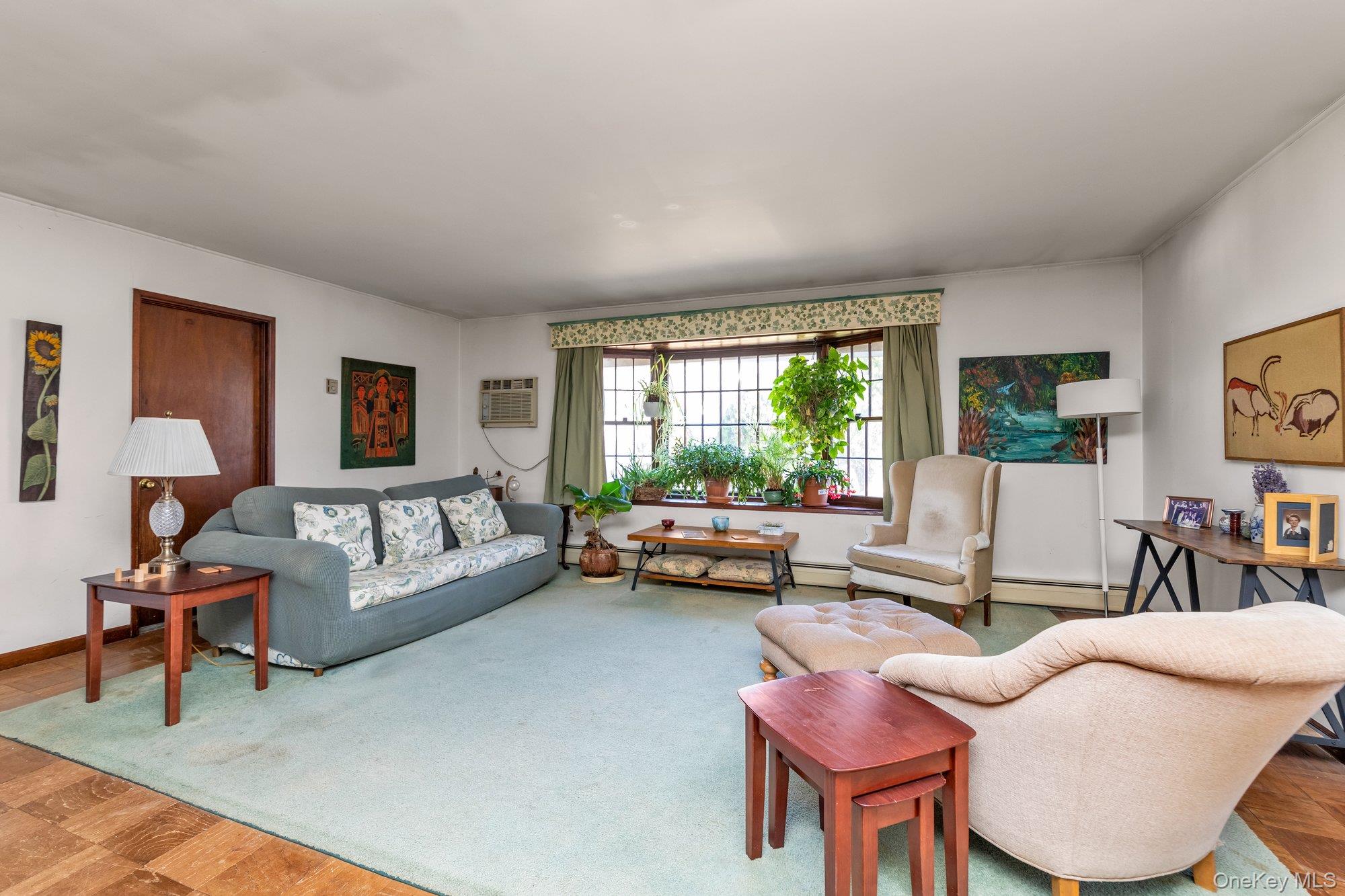 25 March Lane Westbury Westbury, NY 11590