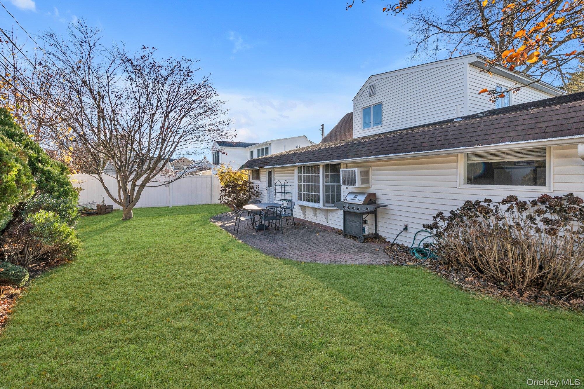 25 March Lane Westbury Westbury, NY 11590