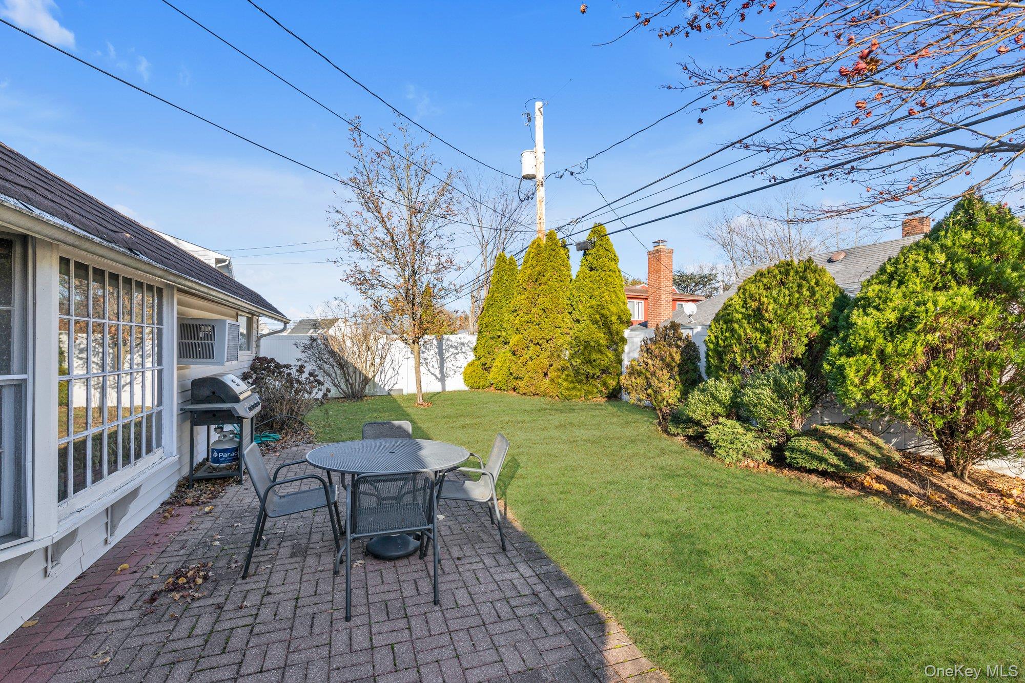 25 March Lane Westbury Westbury, NY 11590