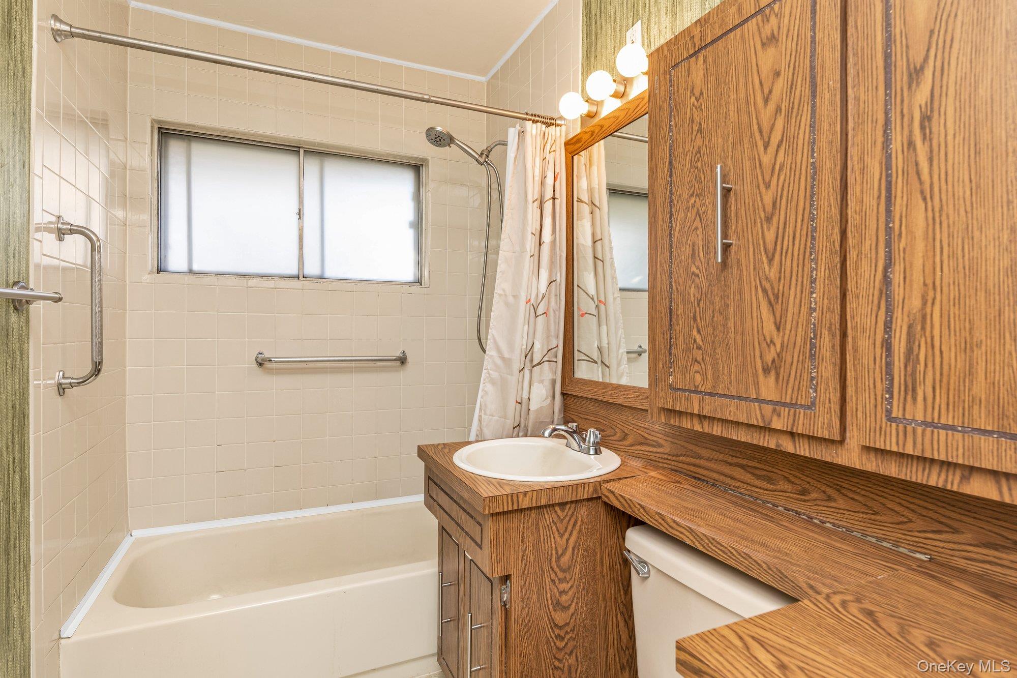 25 March Lane Westbury Westbury, NY 11590