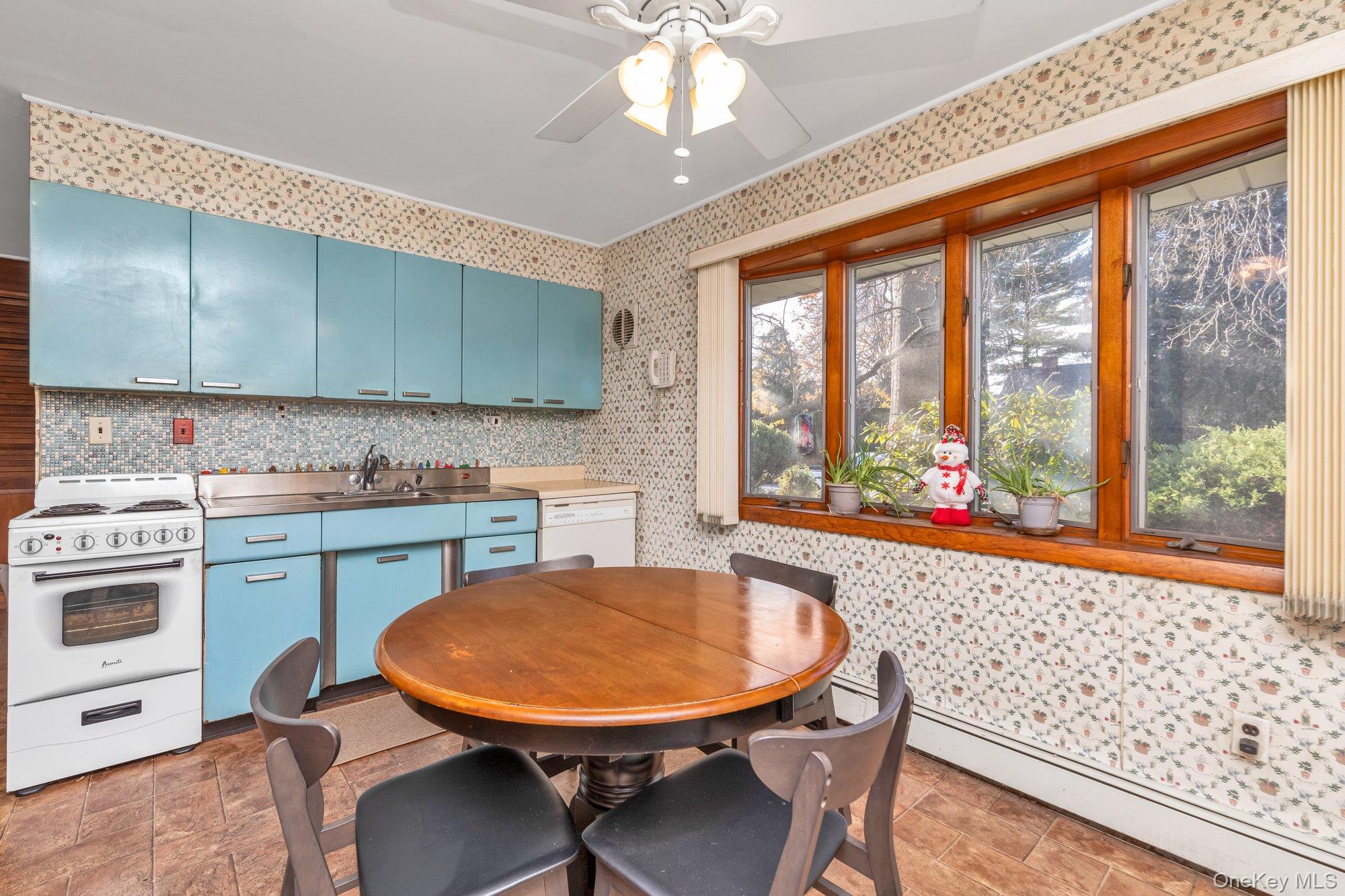 25 March Lane Westbury Westbury, NY 11590