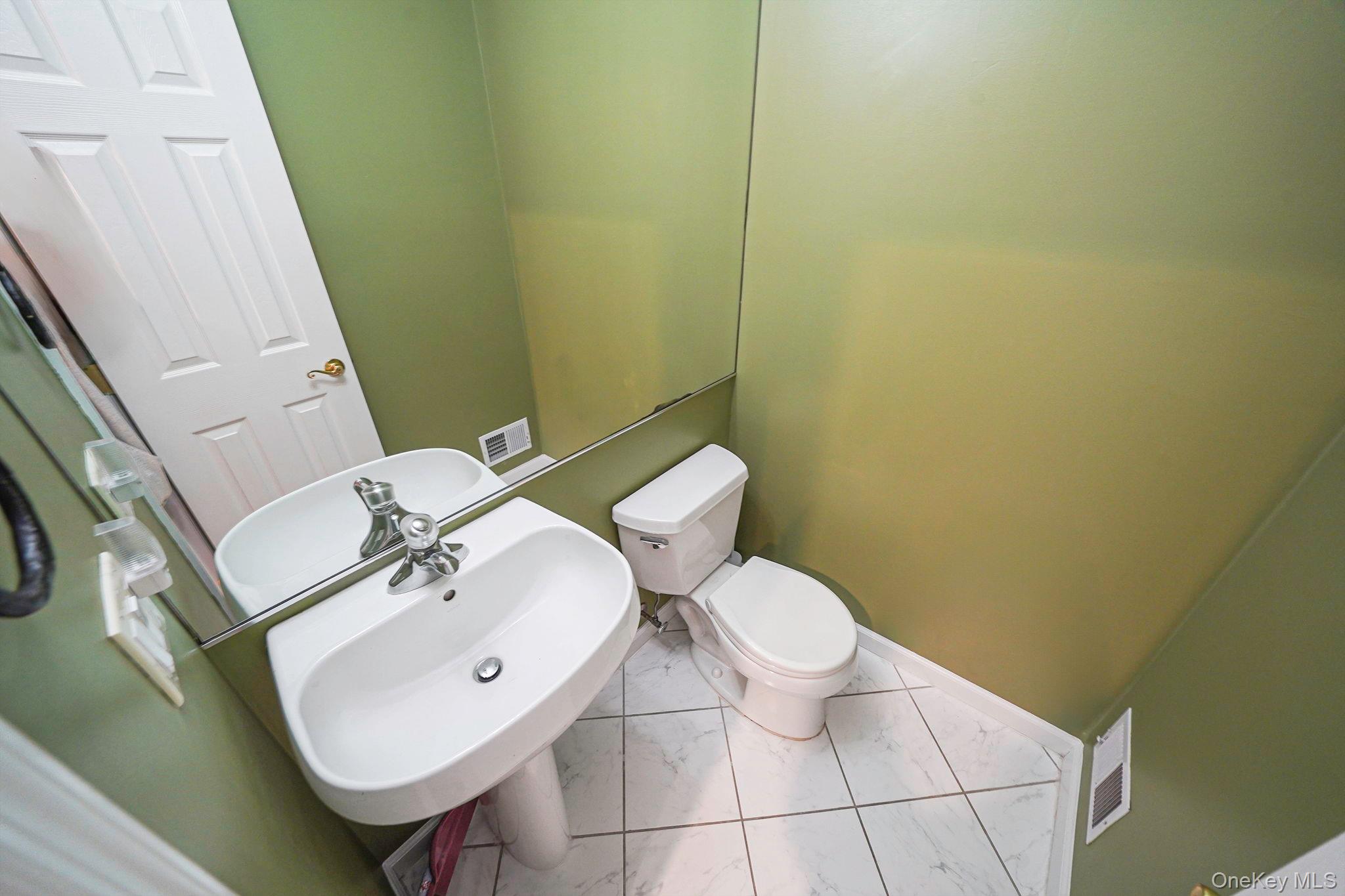 96 Manitou Trail 96 Kings Park Kings Park, NY 11754